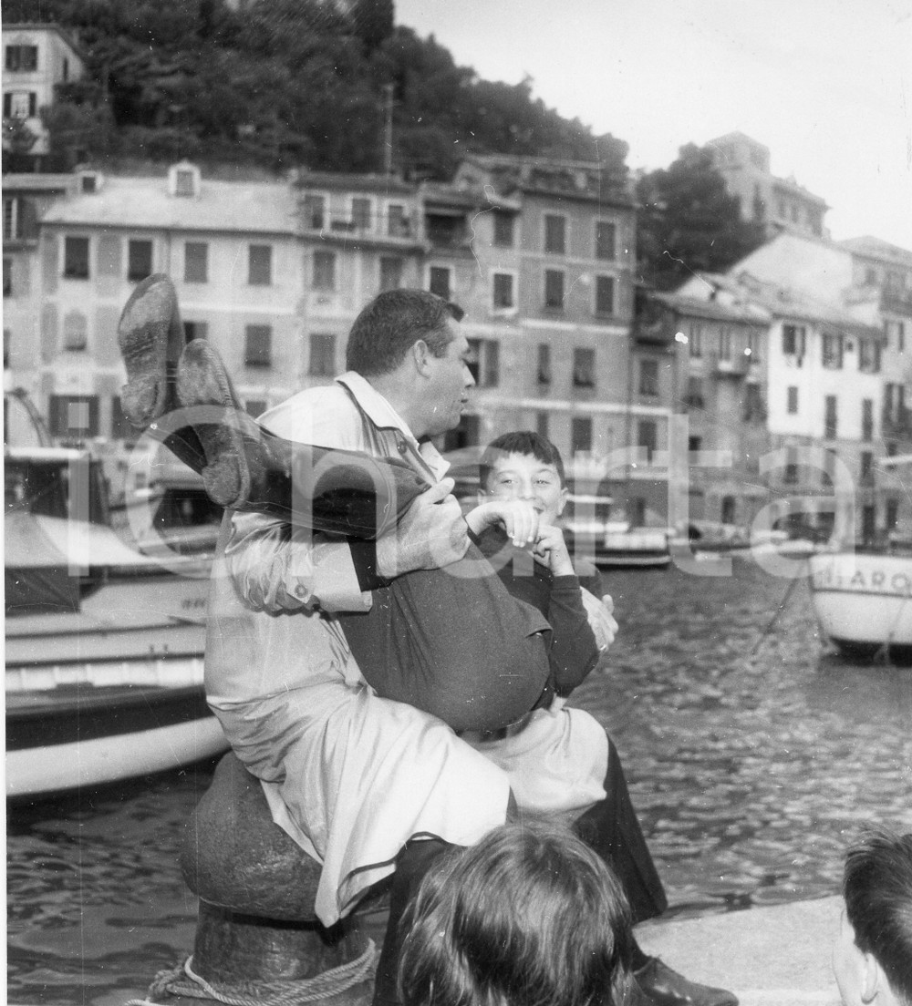 1962 PORTOFINO Attore Raymond BURR gioca con un bambino - Foto vintage 1962Fotografia vintage rara d'epoca.Timbro archivio Publifoto Genova al verso.FORMATO: 18x19 cm CONDIZIONI: FAIR (lievi ondulature; difetti di stampa)ICHARTA mette in vendita le stampe vintage della collezione Publifoto Genova, per la maggior parte inedita o in tiratura di pochi esemplari. Si tratta di un'ottima opportunit&agrave; di investimento per i collezionisti di fotografie d'epoca.     originale e autentica 1