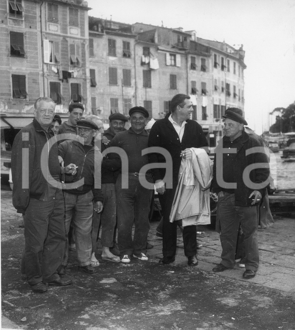 1962 PORTOFINO Attore Raymond BURR tra i pescatori - Foto vintage (1) 1962Fotografia vintage rara d'epoca.Timbro archivio Publifoto Genova al verso.FORMATO: 18x19 cm CONDIZIONI: FAIR (ondulature e piccoli difetti di stampa)ICHARTA mette in vendita le stampe vintage della collezione Publifoto Genova, per la maggior parte inedita o in tiratura di pochi esemplari. Si tratta di un'ottima opportunit&agrave; di investimento per i collezionisti di fotografie d'epoca.     originale e autentica 1