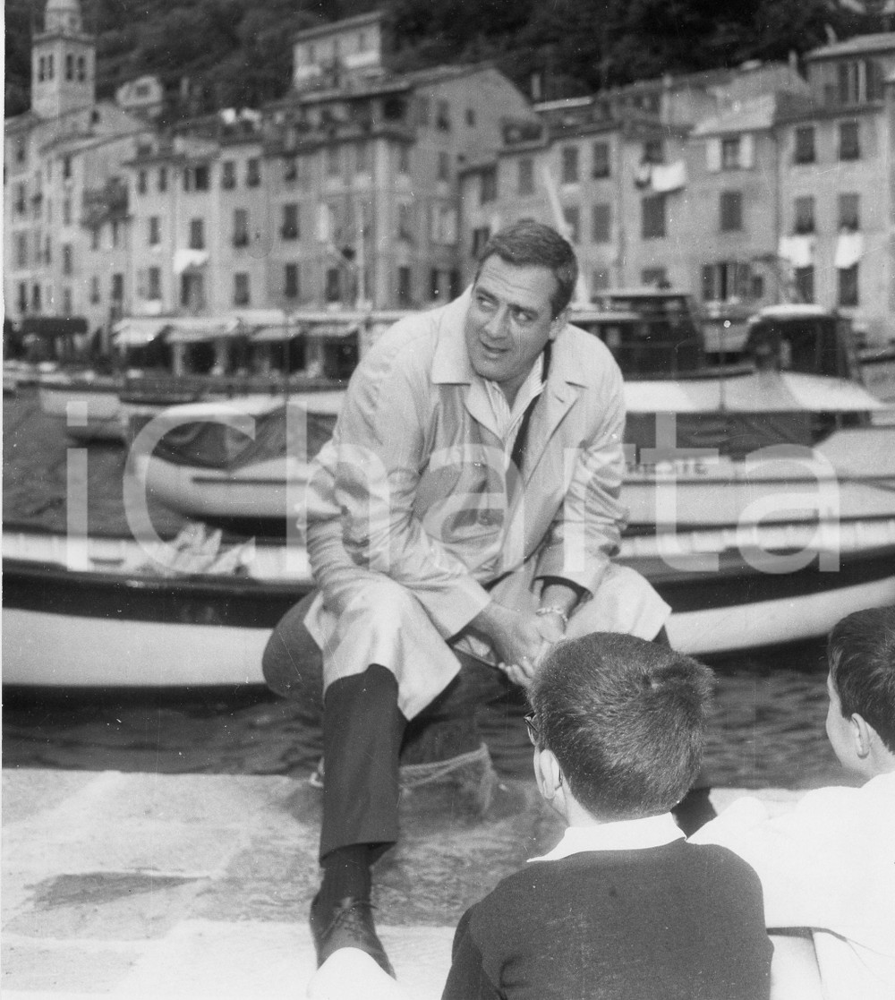 1962 PORTOFINO Attore Raymond BURR con un gruppo di bambini (3) Foto vintage 1962Fotografia vintage rara d'epoca.Timbro archivio Publifoto Genova al verso.FORMATO: 18x24 cm CONDIZIONI: FAIR (lievi difetti di stampa; ondulature)ICHARTA mette in vendita le stampe vintage della collezione Publifoto Genova, per la maggior parte inedita o in tiratura di pochi esemplari. Si tratta di un'ottima opportunit&agrave; di investimento per i collezionisti di fotografie d'epoca.     originale e autentica 1