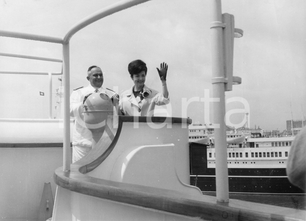 1963 GENOVA Soprano Anna MOFFO madrina della nave "Donizetti" (2) Foto 24x18 cm 1963Fotografia vintage rara d'epoca, scattata in occasione del viaggio inaugurale della nave.Timbro archivio Publifoto Genova al verso.FORMATO: 24x18 cm CONDIZIONI: FAIR (aloni e difetti di stampa)ICHARTA mette in vendita le stampe vintage della collezione Publifoto Genova, per la maggior parte inedita o in tiratura di pochi esemplari. Si tratta di un'ottima opportunit&agrave; di investimento per i collezionisti di fotografie d'epoca.     originale e autentica 1