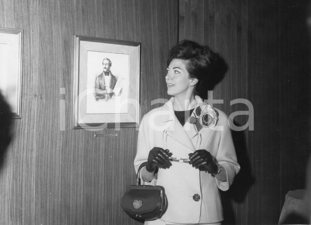 1963 GENOVA Soprano Anna MOFFO in partenza sulla nave "Donizetti" (1) Foto 1963Fotografia vintage rara d'epoca, scattata in occasione del viaggio inaugurale della nave.Timbro archivio Publifoto Genova al verso.FORMATO: 24x18 cm CONDIZIONI: FAIR (lievi ondulature e minimi difetti di stampa)ICHARTA mette in vendita le stampe vintage della collezione Publifoto Genova, per la maggior parte inedita o in tiratura di pochi esemplari. Si tratta di un'ottima opportunit&agrave; di investimento per i collezionisti di fotografie d'epoca.     originale e autentica 1