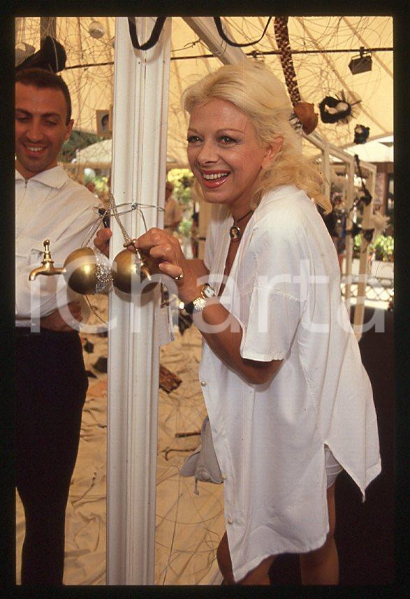Fotografia d epoca originale Sandra MILO Samuele MAZZA Mostra dei reggiseni 1990 ca  35mm vintage slide 21 1