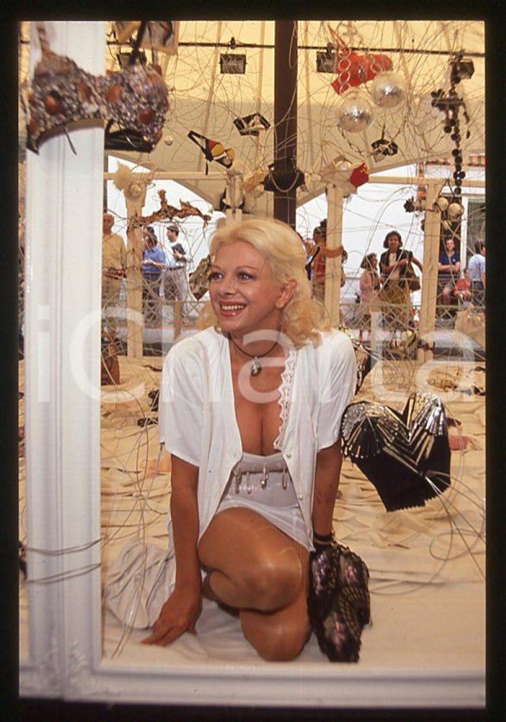 Fotografia d epoca originale Sandra MILO Mostra dei reggiseni 1990 ca  35mm vintage slide 25 1