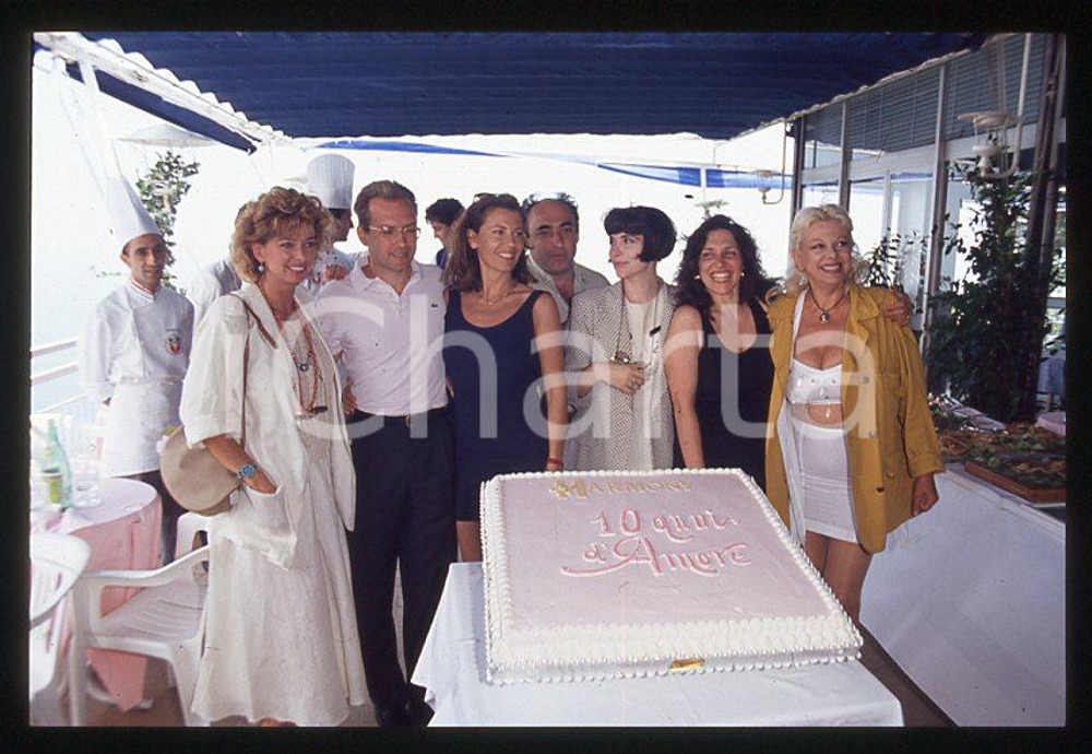 Enrica BONACCORTI Daniela POGGI - 10 anni di HARMONY 1991 *35mm vintage slide 1 Diapositiva d'epoca, in formato 35 mm. Scattata in occasione della festa dei dieci anni della collana Harmony.Nella diapositiva compaiono inoltre Alessandro Haber e Sandra Milo.E' severamente vietata la riproduzione. Tutti i diritti sono riservati.  ICharta mette in vendita, sul negozio eBay e in esclusiva sul sito "icharta" il proprio archivio composto da numerose diapositive e negativi fotografici d'epoca, tutti originali e autentici, che attraversano la storia del costume tra la fine degli anni Sessanta e Novanta.Si tratta di uno sguardo inedito sull'attualità, la politica, la vita quotidiana, il gossip e la cultura, che fotografa il cambiamento della nazione in quest'ultimo scorcio del XX secolo. Un'occasione unica per il mercato del collezionismo, che vede finalmente disponibile un archivio eccezionale per vastità, tematiche e condizioni, in un settore (il negativo fotografico e la diapositiva) di assoluta novità e dalle interessanti prospettive di investimento.   GOOD/buono   originale e autentica 1