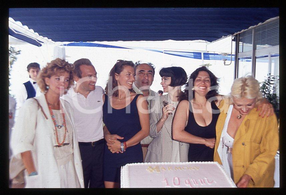 Enrica BONACCORTI Daniela POGGI - 10 anni di HARMONY 1991 *35mm vintage slide 2 Diapositiva d'epoca, in formato 35 mm. Scattata in occasione della festa dei dieci anni della collana Harmony.Nella diapositiva compaiono inoltre Alessandro Haber e Sandra Milo.E' severamente vietata la riproduzione. Tutti i diritti sono riservati.  ICharta mette in vendita, sul negozio eBay e in esclusiva sul sito "icharta" il proprio archivio composto da numerose diapositive e negativi fotografici d'epoca, tutti originali e autentici, che attraversano la storia del costume tra la fine degli anni Sessanta e Novanta.Si tratta di uno sguardo inedito sull'attualità, la politica, la vita quotidiana, il gossip e la cultura, che fotografa il cambiamento della nazione in quest'ultimo scorcio del XX secolo. Un'occasione unica per il mercato del collezionismo, che vede finalmente disponibile un archivio eccezionale per vastità, tematiche e condizioni, in un settore (il negativo fotografico e la diapositiva) di assoluta novità e dalle interessanti prospettive di investimento.   GOOD/buono   originale e autentica 1