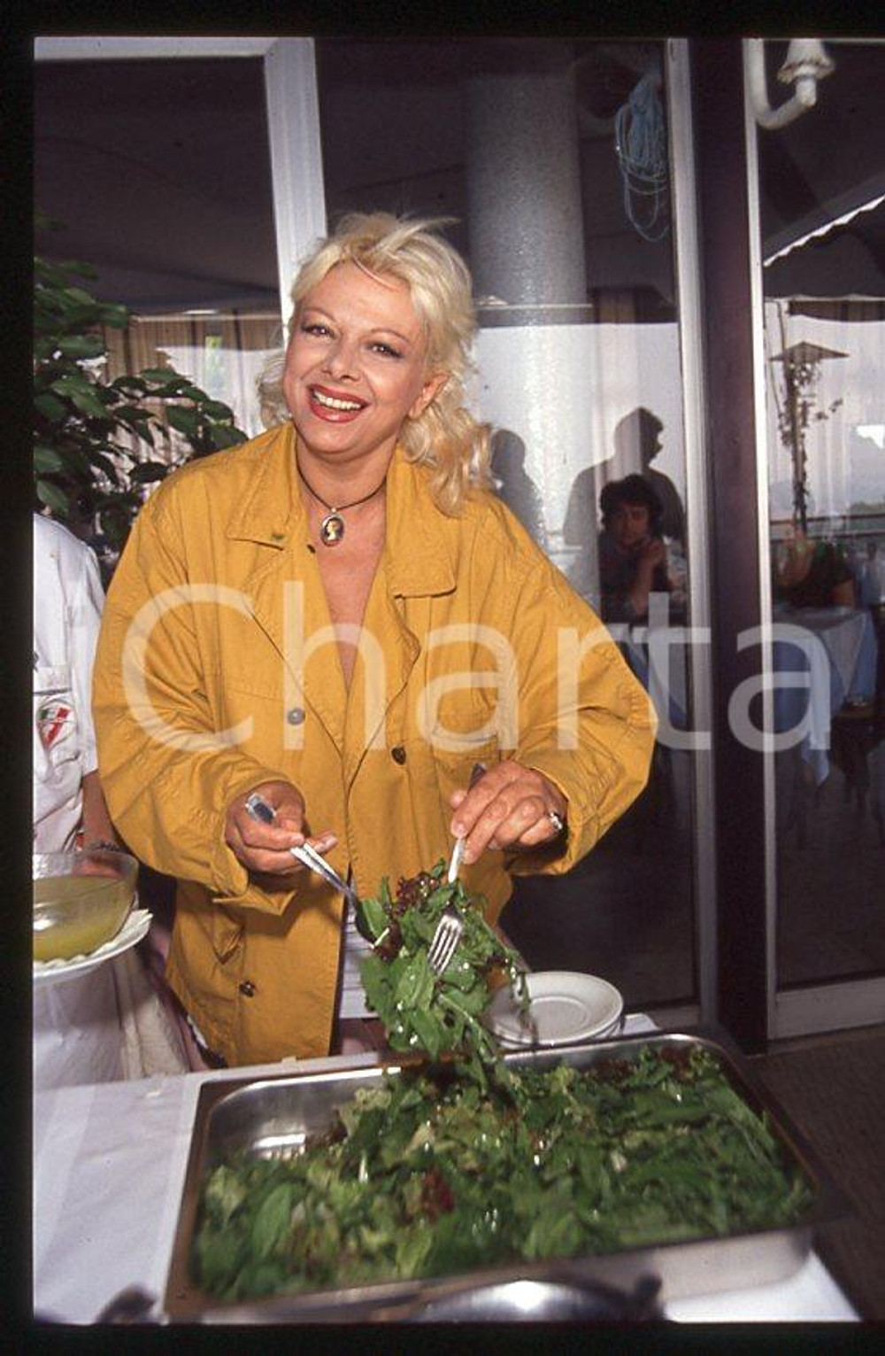 Sandra MILO - 10 anni di HARMONY 1991 *35mm vintage slide 4 Diapositiva d'epoca, in formato 35 mm. Scattata in occasione della festa dei dieci anni della collana Harmony.E' severamente vietata la riproduzione. Tutti i diritti sono riservati.  ICharta mette in vendita, sul negozio eBay e in esclusiva sul sito "icharta" il proprio archivio composto da numerose diapositive e negativi fotografici d'epoca, tutti originali e autentici, che attraversano la storia del costume tra la fine degli anni Sessanta e Novanta.Si tratta di uno sguardo inedito sull'attualità, la politica, la vita quotidiana, il gossip e la cultura, che fotografa il cambiamento della nazione in quest'ultimo scorcio del XX secolo. Un'occasione unica per il mercato del collezionismo, che vede finalmente disponibile un archivio eccezionale per vastità, tematiche e condizioni, in un settore (il negativo fotografico e la diapositiva) di assoluta novità e dalle interessanti prospettive di investimento.  GOOD/buono   originale e autentica 1