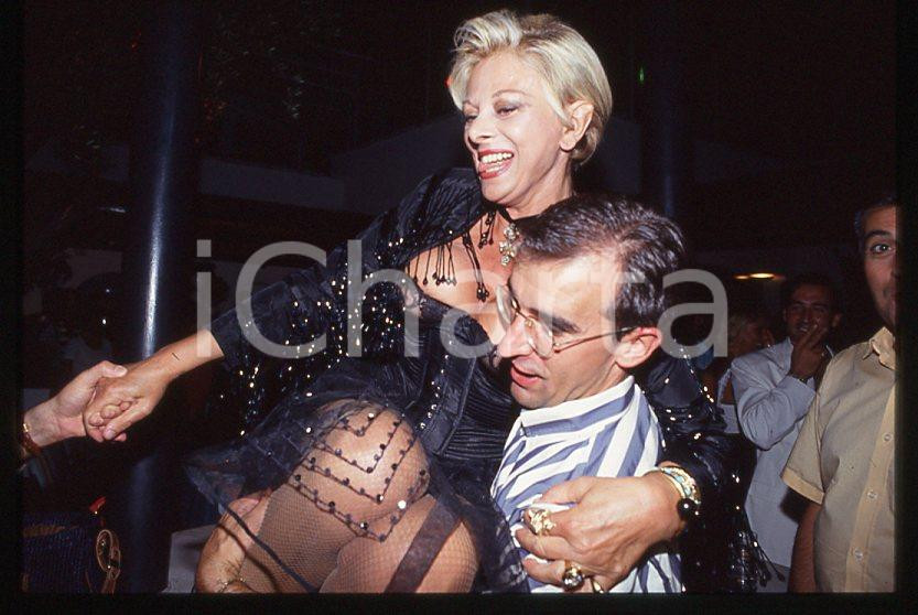 Fotografia d epoca originale Sandra MILO  MISANO ADRIATICO Festa discoteca BYBLOS 35mm vintage slide 1