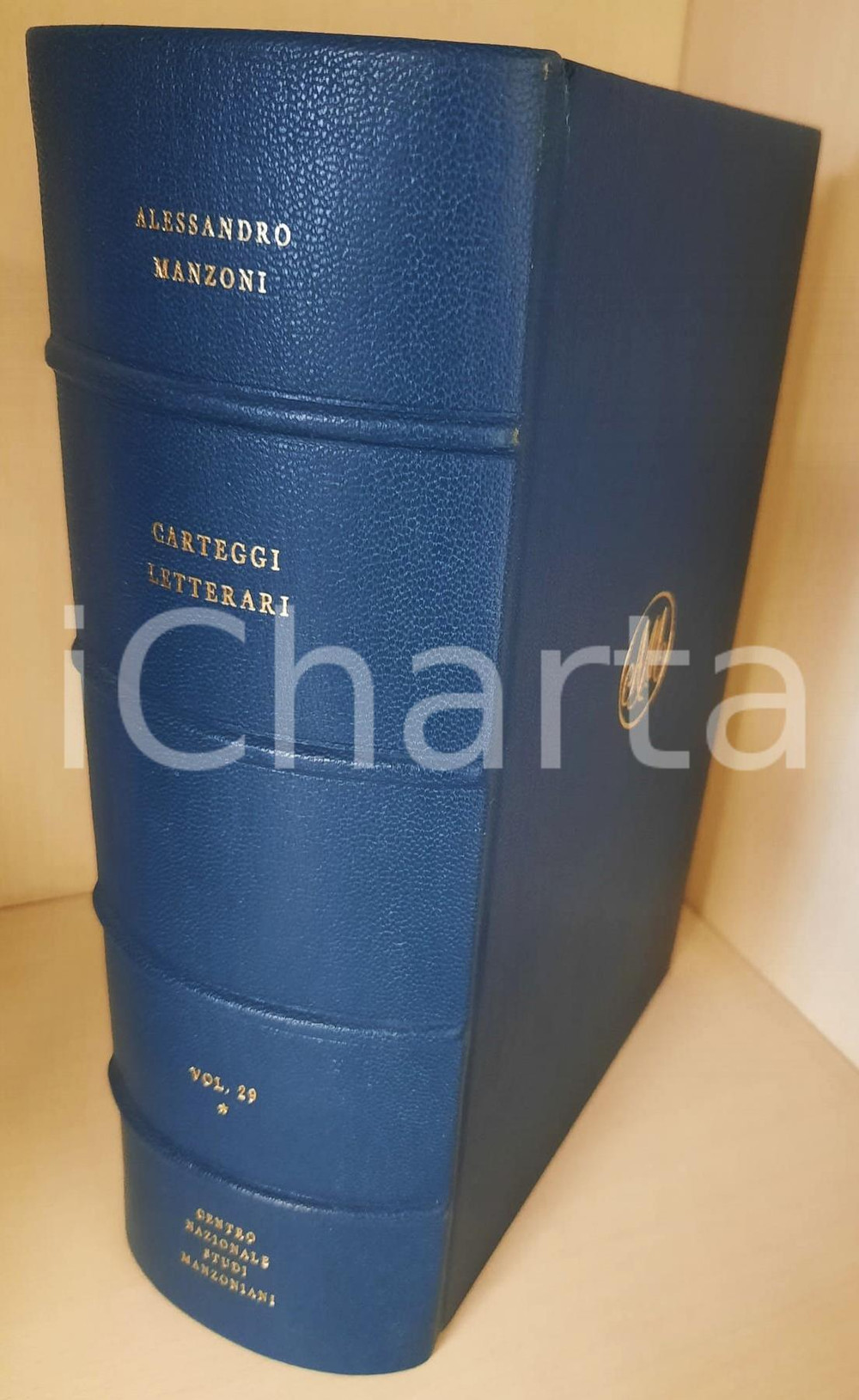 2010 Alessandro MANZONI Carteggi letterari - Vol. 29 tomo I *Edizione Nazionale  Legatura in piena pelle blu, logo AM in oro al centro del piatto, 4 nervi e titoli in oro al dorso, taglio superiore in oro, segnalibro, titolo in sanguigna in frontespizio, cofanetto.Presenti 11 illustrazioni, di cui solo la prima a colori (Gaetano Cattaneo in un ritratto dei primi anni dell'Ottocento), su tavole fuori testo. Composizione dei testi nella versione VAL del carattere Baskerville, riproduzione delle immagini e stampa su carta filigranata Magnani di Pescia, edizione speciale ad personam di 45 copie nella Stamperia Valdonega di Verona, rilegatura di Ruggero Rigoldi. Il presente è un esemplare ad personam.PAGINE: 684EDITORE: Centro Nazionale Studi Manzoniani - Milano  GOOD/buono  Formato: 22x14 cm originale e autentica 1
