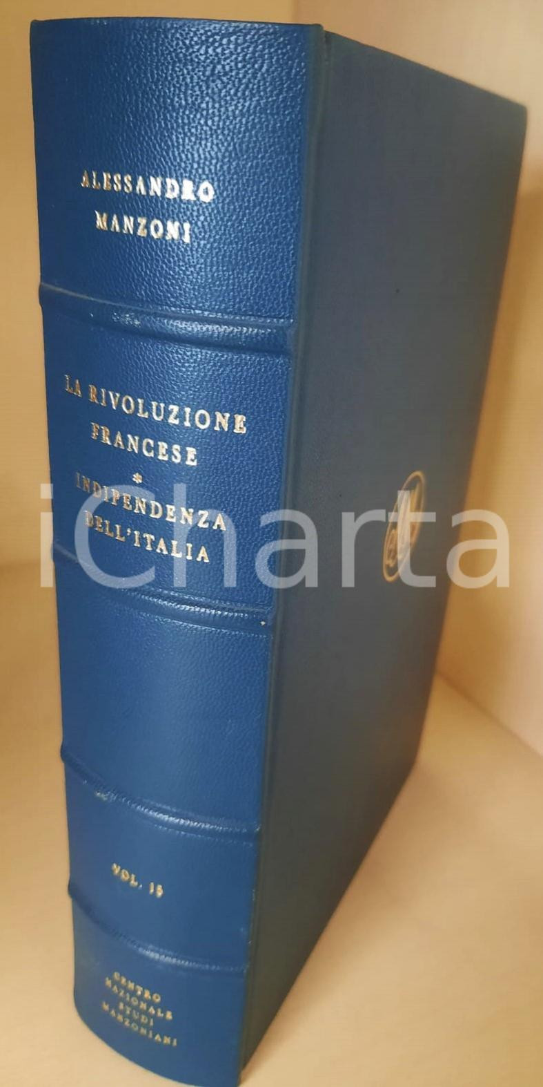 2000 Alessandro MANZONI Rivoluzione francese 1789 / italiana 1859 *Vol. 15  Legatura in piena pelle blu, logo AM in oro al centro del piatto, 4 nervi e titoli in oro al dorso, taglio superiore in oro, segnalibro, titolo in sanguigna in frontespizio, cofanetto.Presenti illustrazioni, su tavole fuori testo.Composizione dei testi nella versione VAL del carattere Baskerville, riproduzione delle immagini e stampa su carta filigranata Magnani di Pescia, tiratura speciale ad personam di 250 copie nella Stamperia Valdonega di Verona, rilegatura di Ruggero Rigoldi. Collana "Edizione Nazionale ed Europea delle opere di Alessandro Manzoni".PAGINE: 354EDITORE: Centro Nazionale Studi Manzoniani - Milano  GOOD/buono minimi segni al dorso Formato: 22x14 cm originale e autentica 1