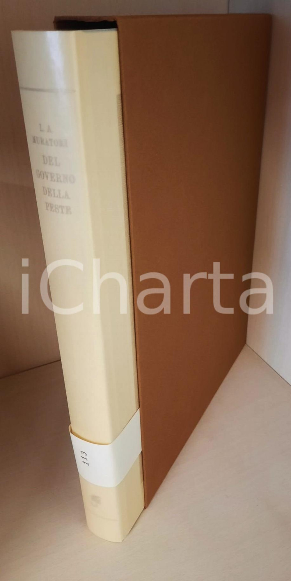 1992 Lodovico Antonio MURATORI Del governo della peste - Ed. PHYLOBIBLON (4) Copertina rigida con sovraccoperta in velina; doratura al taglio; cofanetto in cartoncino.Tiratura in 140 esemplari (il presente è il n° 113).PAGINE: 263 GOOD/buono  Formato: 21,5x30 cm originale e autentica 1