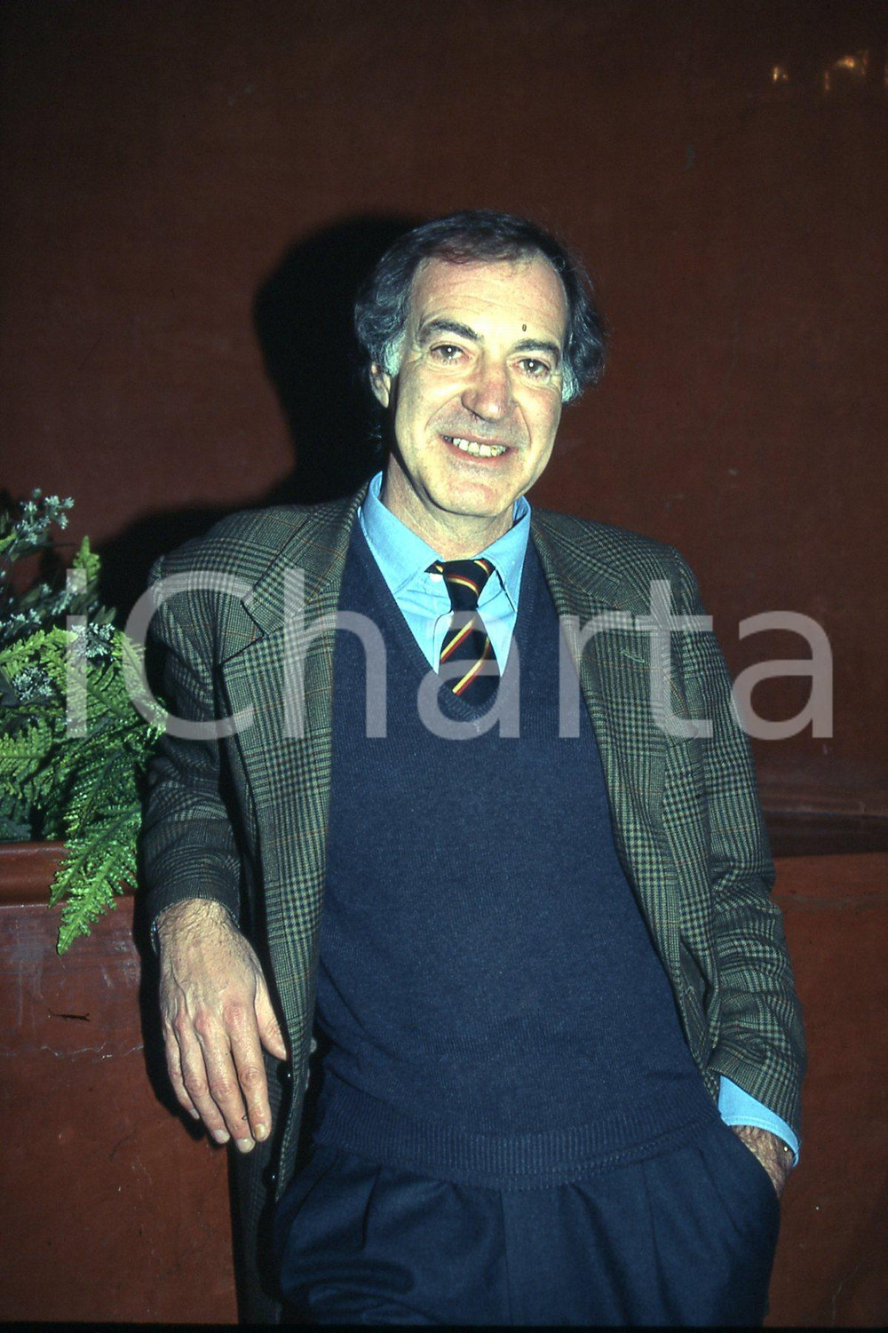 35mm vintage slide* 1990 ca ITALIA COSTUME Salvatore VECA a un convegno 4  Diapositiva d'epoca, in formato 35 mm.ICharta mette in vendita, sul negozio eBay e in esclusiva sul sito "icharta" il proprio archivio composto da numerose diapositive e negativi fotografici d'epoca, tutti originali e autentici, che attraversano la storia del costume italiano tra la fine degli anni Sessanta e Novanta.Si tratta di uno sguardo inedito sull'attualità, la politica, la vita quotidiana, il gossip e la cultura, che fotografa il cambiamento della nazione in quest'ultimo scorcio del XX secolo. Un'occasione unica per il mercato del collezionismo, che vede finalmente disponibile un archivio eccezionale per vastità, tematiche e condizioni, in un settore (il negativo fotografico e la diapositiva) di assoluta novità e dalle interessanti prospettive di investimento. GOOD/buono   originale e autentica 1