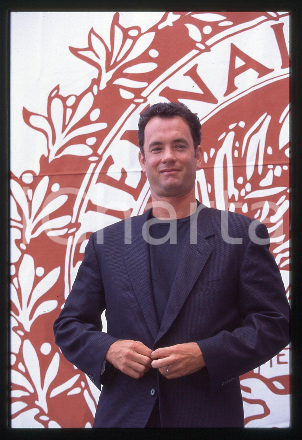 Tom HANKS - FESTIVAL CINEMA VENEZIA 1994 35 mm vintage slide 17 Diapositiva d'epoca, in formato 35 mm.CONDIZIONI: GOODE' severamente vietata la riproduzione. Tutti i diritti sono riservati. ICharta mette in vendita, sul negozio eBay e in esclusiva sul sito "icharta" il proprio archivio composto da numerose diapositive e negativi fotografici d'epoca, tutti originali e autentici, che attraversano la storia del costume italiano tra gli la fine degli anni Sessanta e Novanta.Si tratta di uno sguardo inedito sull'attualità, la politica, la vita quotidiana, il gossip e la cultura, che fotografa il cambiamento della nazione in quest'ultimo scorcio del XX secolo. Un'occasione unica per il mercato del collezionismo, che vede finalmente disponibile un archivio eccezionale per vastità, tematiche e condizioni, in un settore (il negativo fotografico e la diapositiva) di assoluta novità e dalle interessanti prospettive di investimento.  GOOD/buono   originale e autentica 1