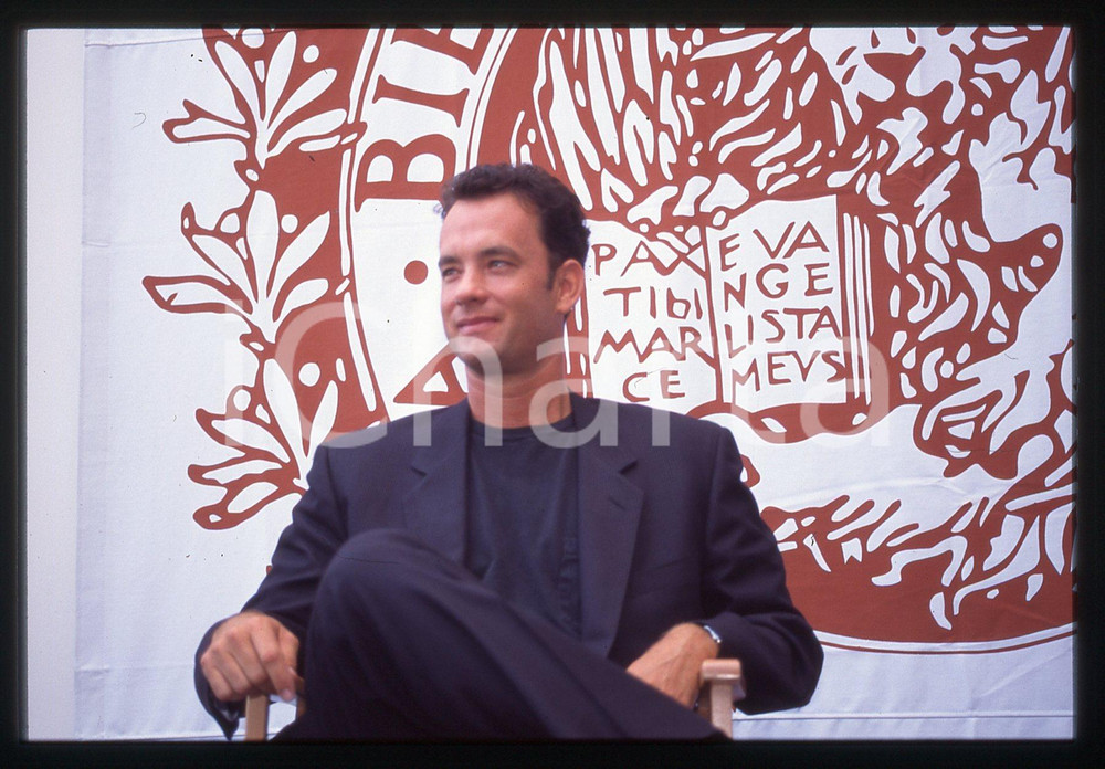 Tom HANKS - FESTIVAL CINEMA VENEZIA 1994 35 mm vintage slide 16 Diapositiva d'epoca, in formato 35 mm.CONDIZIONI: GOODE' severamente vietata la riproduzione. Tutti i diritti sono riservati.ICharta mette in vendita, sul negozio eBay e in esclusiva sul sito "icharta" il proprio archivio composto da numerose diapositive e negativi fotografici d'epoca, tutti originali e autentici, che attraversano la storia del costume italiano tra gli la fine degli anni Sessanta e Novanta.Si tratta di uno sguardo inedito sull'attualità, la politica, la vita quotidiana, il gossip e la cultura, che fotografa il cambiamento della nazione in quest'ultimo scorcio del XX secolo. Un'occasione unica per il mercato del collezionismo, che vede finalmente disponibile un archivio eccezionale per vastità, tematiche e condizioni, in un settore (il negativo fotografico e la diapositiva) di assoluta novità e dalle interessanti prospettive di investimento.  GOOD/buono   originale e autentica 1
