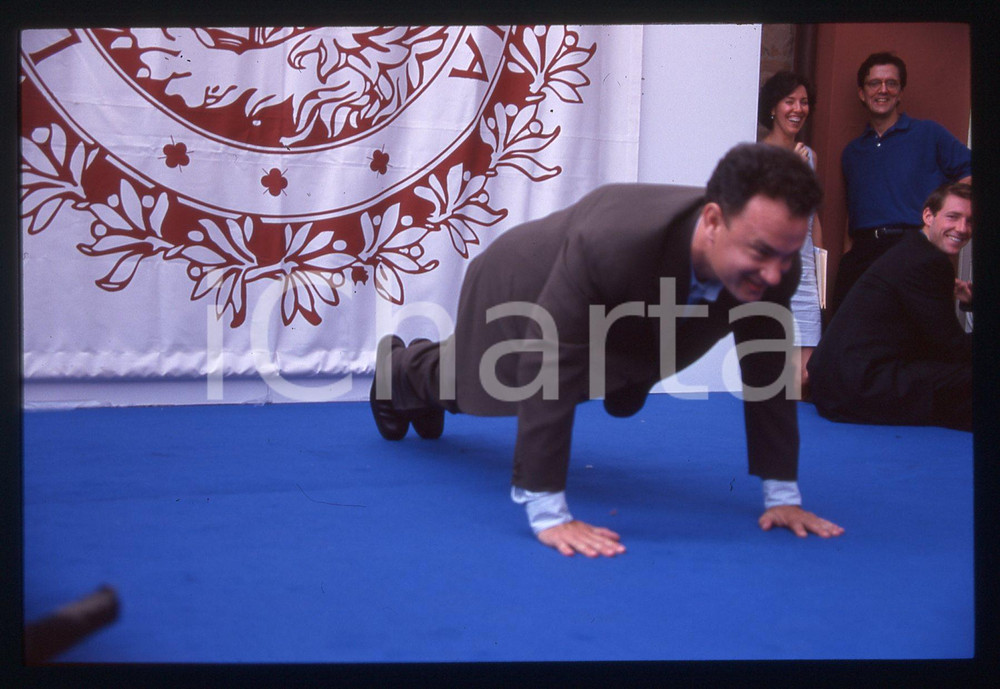 Tom HANKS - FESTIVAL CINEMA VENEZIA 1998 35 mm vintage slide 3 Diapositiva d'epoca, in formato 35 mm.CONDIZIONI: GOODE' severamente vietata la riproduzione. Tutti i diritti sono riservati. ICharta mette in vendita, sul negozio eBay e in esclusiva sul sito "icharta" il proprio archivio composto da numerose diapositive e negativi fotografici d'epoca, tutti originali e autentici, che attraversano la storia del costume italiano tra gli la fine degli anni Sessanta e Novanta.Si tratta di uno sguardo inedito sull'attualità, la politica, la vita quotidiana, il gossip e la cultura, che fotografa il cambiamento della nazione in quest'ultimo scorcio del XX secolo. Un'occasione unica per il mercato del collezionismo, che vede finalmente disponibile un archivio eccezionale per vastità, tematiche e condizioni, in un settore (il negativo fotografico e la diapositiva) di assoluta novità e dalle interessanti prospettive di investimento.  GOOD/buono   originale e autentica 1