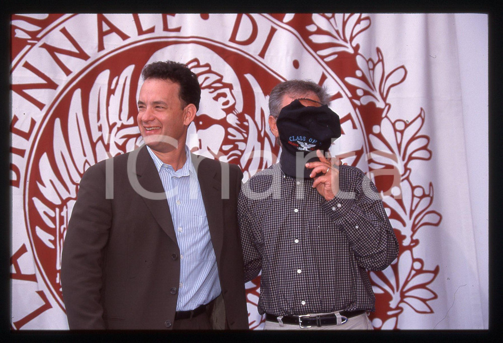 Fotografia d epoca originale Tom HANKS e Steven SPIELBERG  FESTIVAL CINEMA VENEZIA 1998 35 mm vintage slide 1