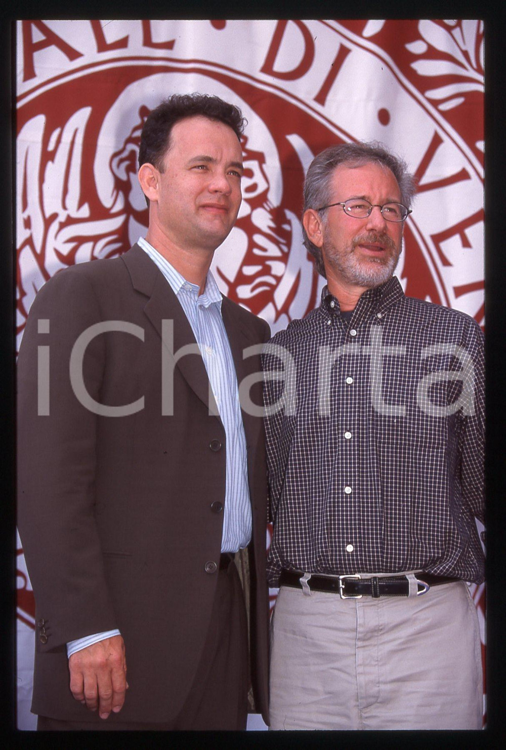 Tom HANKS e Steven SPIELBERG FESTIVAL CINEMA VENEZIA 1998 35 mm vintage slide 5 Diapositiva d'epoca, in formato 35 mm.CONDIZIONI: GOODE' severamente vietata la riproduzione. Tutti i diritti sono riservati.ICharta mette in vendita, sul negozio eBay e in esclusiva sul sito "icharta" il proprio archivio composto da numerose diapositive e negativi fotografici d'epoca, tutti originali e autentici, che attraversano la storia del costume italiano tra gli la fine degli anni Sessanta e Novanta.Si tratta di uno sguardo inedito sull'attualità, la politica, la vita quotidiana, il gossip e la cultura, che fotografa il cambiamento della nazione in quest'ultimo scorcio del XX secolo. Un'occasione unica per il mercato del collezionismo, che vede finalmente disponibile un archivio eccezionale per vastità, tematiche e condizioni, in un settore (il negativo fotografico e la diapositiva) di assoluta novità e dalle interessanti prospettive di investimento.  GOOD/buono   originale e autentica 1