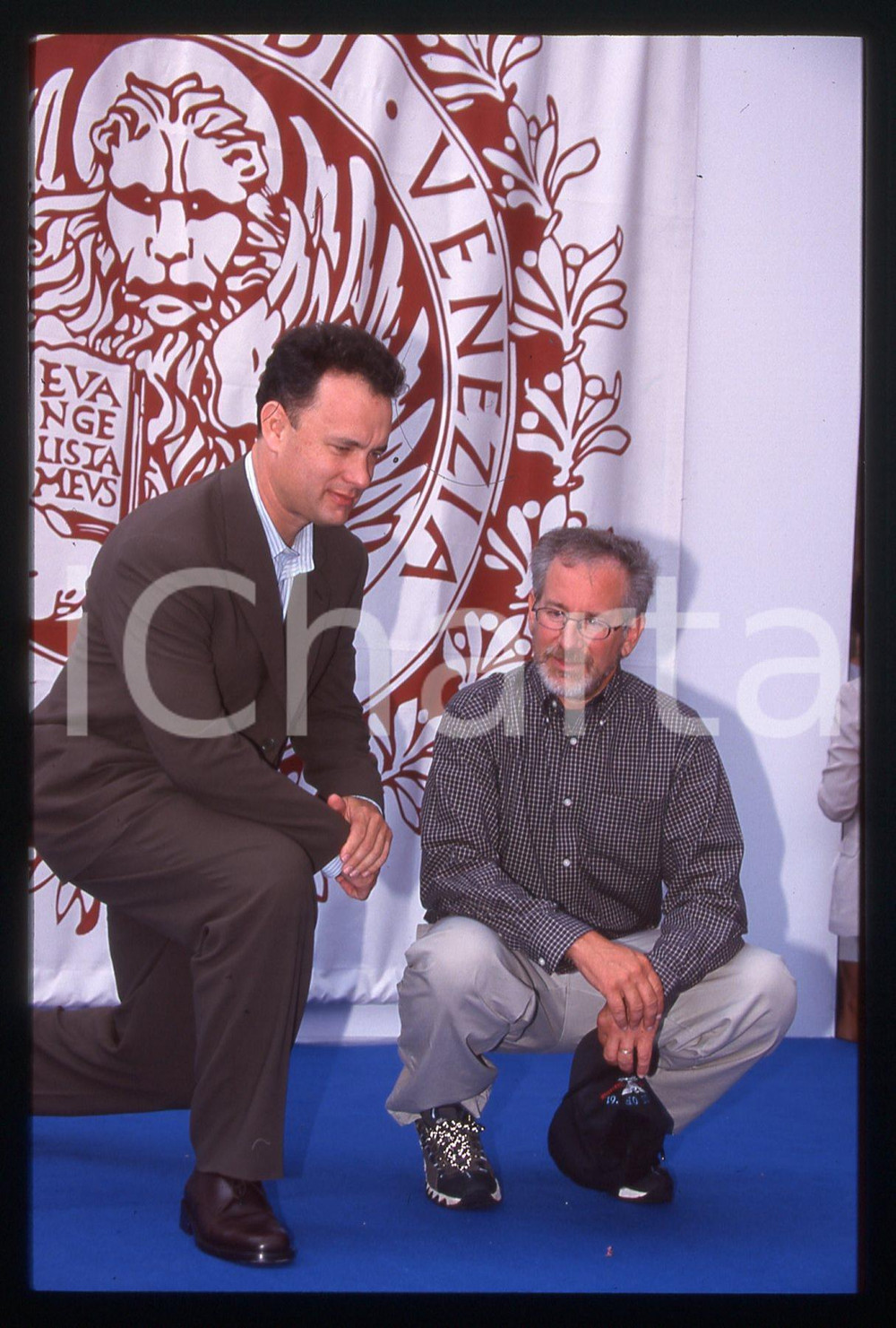 Fotografia d epoca originale Tom HANKS e Steven SPIELBERG FESTIVAL CINEMA VENEZIA 1998 35 mm vintage slide 7 1