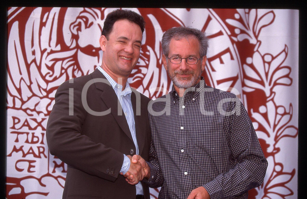 Tom HANKS e Steven SPIELBERG FESTIVAL CINEMA VENEZIA 1998 35 mm vintage slide 6 Diapositiva d'epoca, in formato 35 mm.CONDIZIONI: GOODE' severamente vietata la riproduzione. Tutti i diritti sono riservati.ICharta mette in vendita, sul negozio eBay e in esclusiva sul sito "icharta" il proprio archivio composto da numerose diapositive e negativi fotografici d'epoca, tutti originali e autentici, che attraversano la storia del costume italiano tra gli la fine degli anni Sessanta e Novanta.Si tratta di uno sguardo inedito sull'attualità, la politica, la vita quotidiana, il gossip e la cultura, che fotografa il cambiamento della nazione in quest'ultimo scorcio del XX secolo. Un'occasione unica per il mercato del collezionismo, che vede finalmente disponibile un archivio eccezionale per vastità, tematiche e condizioni, in un settore (il negativo fotografico e la diapositiva) di assoluta novità e dalle interessanti prospettive di investimento.  GOOD/buono   originale e autentica 1