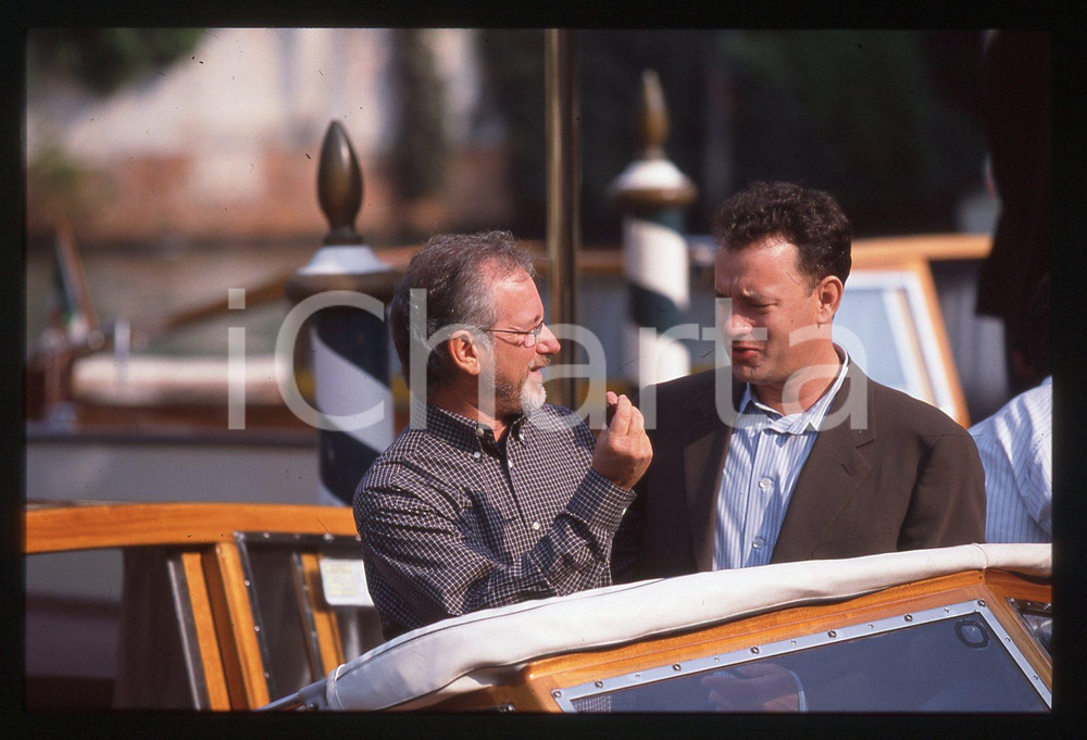 Tom HANKS e Steven SPIELBERG FESTIVAL CINEMA VENEZIA 1998 35 mm vintage slide 8 Diapositiva d'epoca, in formato 35 mm.CONDIZIONI: GOODE' severamente vietata la riproduzione. Tutti i diritti sono riservati.ICharta mette in vendita, sul negozio eBay e in esclusiva sul sito "icharta" il proprio archivio composto da numerose diapositive e negativi fotografici d'epoca, tutti originali e autentici, che attraversano la storia del costume italiano tra gli la fine degli anni Sessanta e Novanta.Si tratta di uno sguardo inedito sull'attualità, la politica, la vita quotidiana, il gossip e la cultura, che fotografa il cambiamento della nazione in quest'ultimo scorcio del XX secolo. Un'occasione unica per il mercato del collezionismo, che vede finalmente disponibile un archivio eccezionale per vastità, tematiche e condizioni, in un settore (il negativo fotografico e la diapositiva) di assoluta novità e dalle interessanti prospettive di investimento.  GOOD/buono   originale e autentica 1