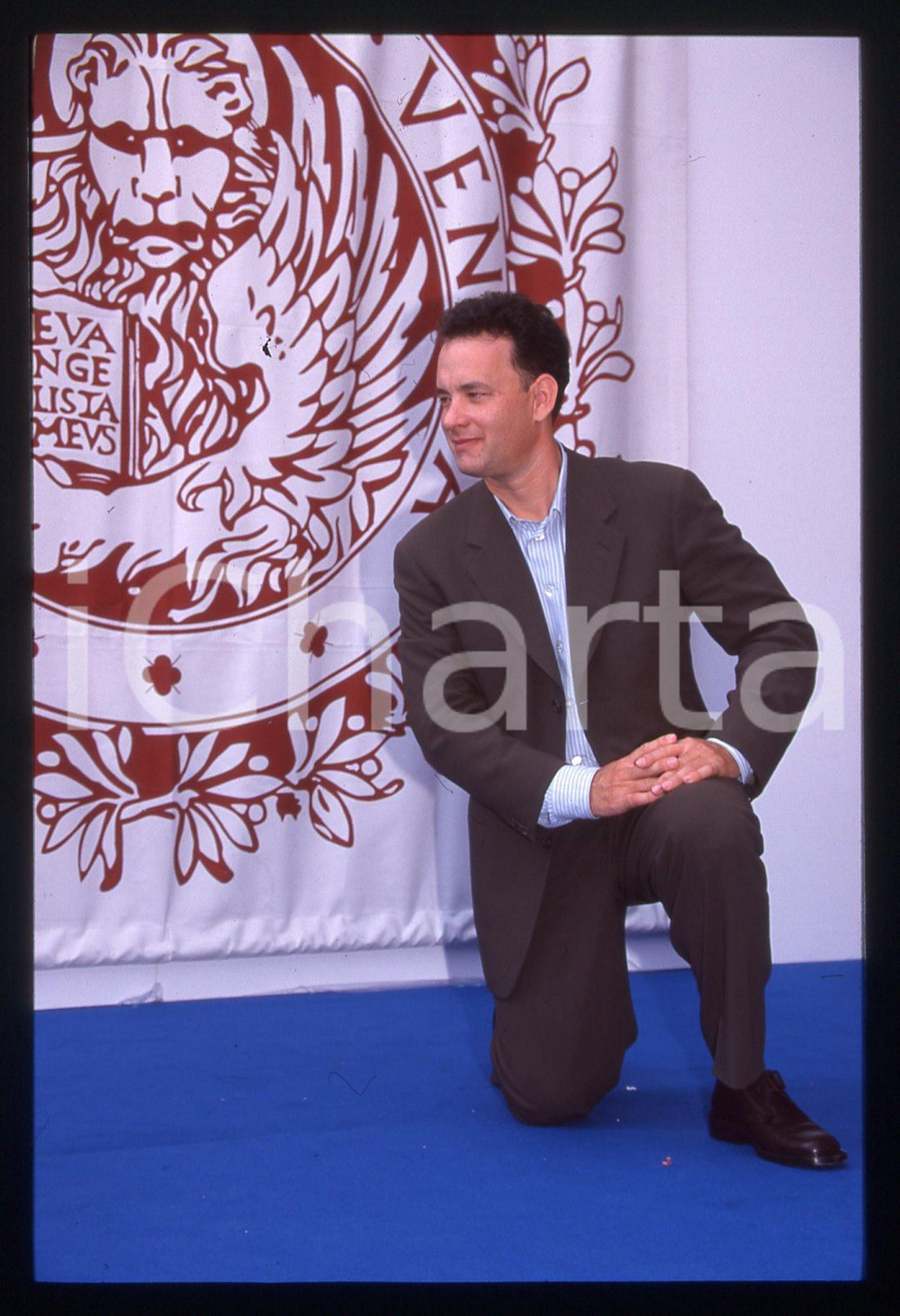 Tom HANKS - FESTIVAL CINEMA VENEZIA 1998 35 mm vintage slide 5 Diapositiva d'epoca, in formato 35 mm.CONDIZIONI: GOODE' severamente vietata la riproduzione. Tutti i diritti sono riservati.ICharta mette in vendita, sul negozio eBay e in esclusiva sul sito "icharta" il proprio archivio composto da numerose diapositive e negativi fotografici d'epoca, tutti originali e autentici, che attraversano la storia del costume italiano tra gli la fine degli anni Sessanta e Novanta.Si tratta di uno sguardo inedito sull'attualità, la politica, la vita quotidiana, il gossip e la cultura, che fotografa il cambiamento della nazione in quest'ultimo scorcio del XX secolo. Un'occasione unica per il mercato del collezionismo, che vede finalmente disponibile un archivio eccezionale per vastità, tematiche e condizioni, in un settore (il negativo fotografico e la diapositiva) di assoluta novità e dalle interessanti prospettive di investimento.  GOOD/buono   originale e autentica 1