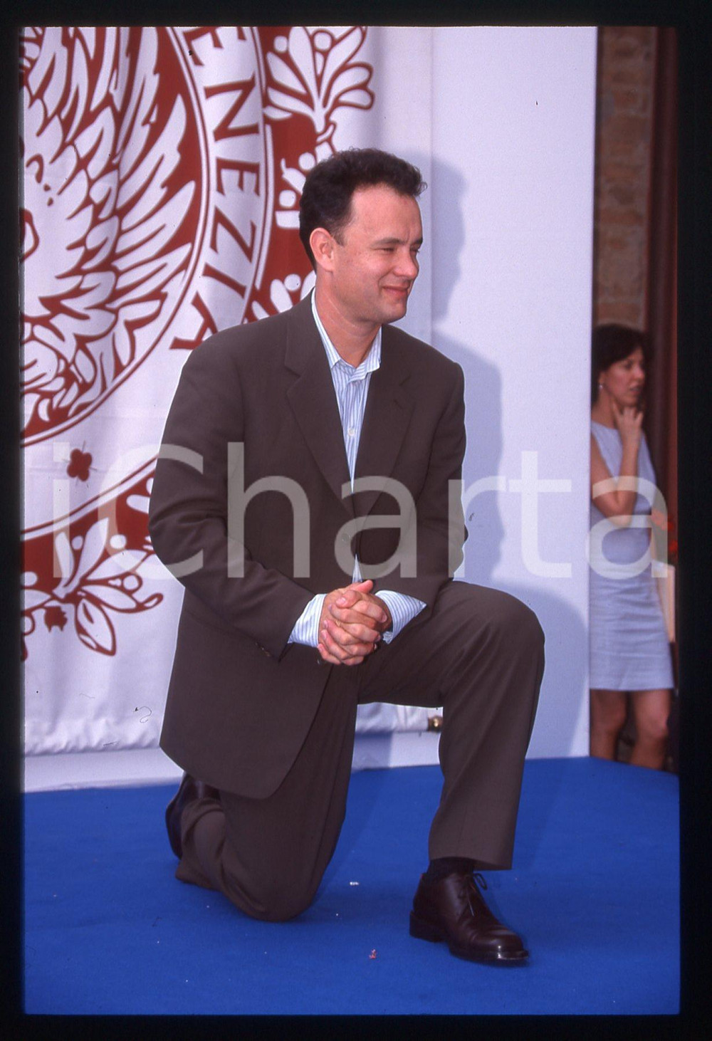 Tom HANKS - FESTIVAL CINEMA VENEZIA 1998 35 mm vintage slide 4 Diapositiva d'epoca, in formato 35 mm.CONDIZIONI: GOODE' severamente vietata la riproduzione. Tutti i diritti sono riservati.ICharta mette in vendita, sul negozio eBay e in esclusiva sul sito "icharta" il proprio archivio composto da numerose diapositive e negativi fotografici d'epoca, tutti originali e autentici, che attraversano la storia del costume italiano tra gli la fine degli anni Sessanta e Novanta.Si tratta di uno sguardo inedito sull'attualità, la politica, la vita quotidiana, il gossip e la cultura, che fotografa il cambiamento della nazione in quest'ultimo scorcio del XX secolo. Un'occasione unica per il mercato del collezionismo, che vede finalmente disponibile un archivio eccezionale per vastità, tematiche e condizioni, in un settore (il negativo fotografico e la diapositiva) di assoluta novità e dalle interessanti prospettive di investimento.  GOOD/buono   originale e autentica 1