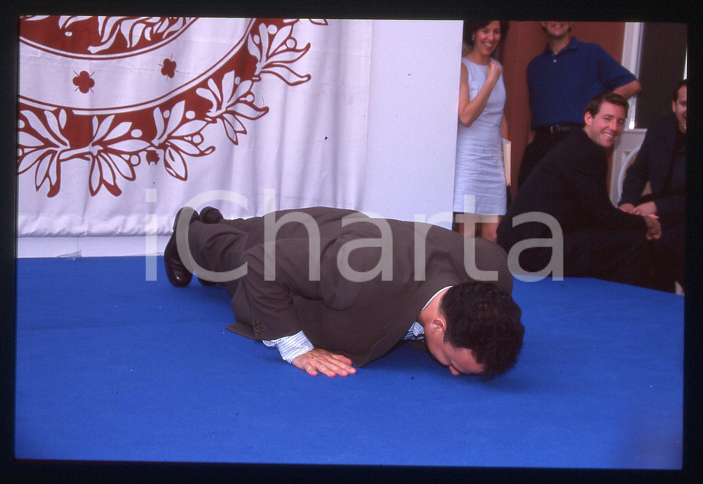 Tom HANKS - FESTIVAL CINEMA VENEZIA 1998 35 mm vintage slide 6 Diapositiva d'epoca, in formato 35 mm.CONDIZIONI: GOODE' severamente vietata la riproduzione. Tutti i diritti sono riservati. ICharta mette in vendita, sul negozio eBay e in esclusiva sul sito "icharta" il proprio archivio composto da numerose diapositive e negativi fotografici d'epoca, tutti originali e autentici, che attraversano la storia del costume italiano tra gli la fine degli anni Sessanta e Novanta.Si tratta di uno sguardo inedito sull'attualità, la politica, la vita quotidiana, il gossip e la cultura, che fotografa il cambiamento della nazione in quest'ultimo scorcio del XX secolo. Un'occasione unica per il mercato del collezionismo, che vede finalmente disponibile un archivio eccezionale per vastità, tematiche e condizioni, in un settore (il negativo fotografico e la diapositiva) di assoluta novità e dalle interessanti prospettive di investimento.  GOOD/buono   originale e autentica 1