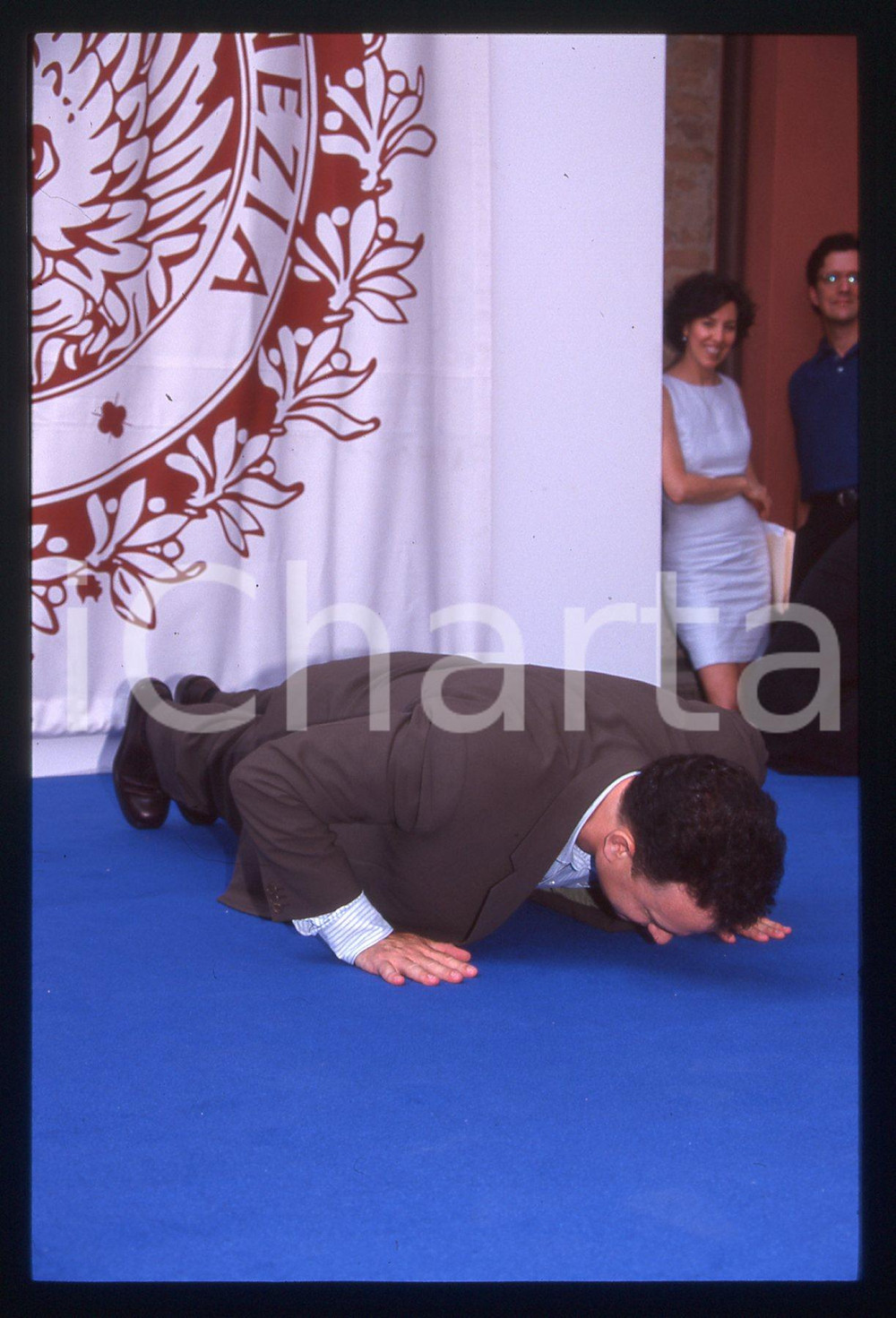 Tom HANKS - FESTIVAL CINEMA VENEZIA 1998 35 mm vintage slide 7 Diapositiva d'epoca, in formato 35 mm.CONDIZIONI: GOODE' severamente vietata la riproduzione. Tutti i diritti sono riservati.ICharta mette in vendita, sul negozio eBay e in esclusiva sul sito "icharta" il proprio archivio composto da numerose diapositive e negativi fotografici d'epoca, tutti originali e autentici, che attraversano la storia del costume italiano tra gli la fine degli anni Sessanta e Novanta.Si tratta di uno sguardo inedito sull'attualità, la politica, la vita quotidiana, il gossip e la cultura, che fotografa il cambiamento della nazione in quest'ultimo scorcio del XX secolo. Un'occasione unica per il mercato del collezionismo, che vede finalmente disponibile un archivio eccezionale per vastità, tematiche e condizioni, in un settore (il negativo fotografico e la diapositiva) di assoluta novità e dalle interessanti prospettive di investimento.  GOOD/buono   originale e autentica 1