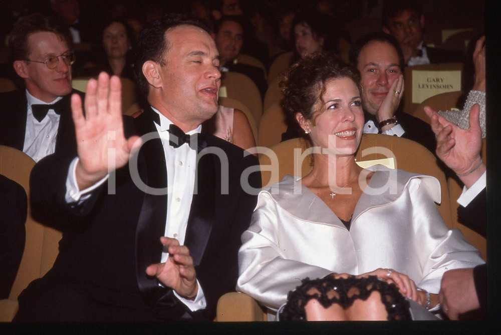 Tom HANKS e Rita WILSON - FESTIVAL CINEMA VENEZIA 1998 35 mm vintage slide Diapositiva d'epoca, in formato 35 mm.CONDIZIONI: GOODE' severamente vietata la riproduzione. Tutti i diritti sono riservati.ICharta mette in vendita, sul negozio eBay e in esclusiva sul sito "icharta" il proprio archivio composto da numerose diapositive e negativi fotografici d'epoca, tutti originali e autentici, che attraversano la storia del costume italiano tra gli la fine degli anni Sessanta e Novanta.Si tratta di uno sguardo inedito sull'attualità, la politica, la vita quotidiana, il gossip e la cultura, che fotografa il cambiamento della nazione in quest'ultimo scorcio del XX secolo. Un'occasione unica per il mercato del collezionismo, che vede finalmente disponibile un archivio eccezionale per vastità, tematiche e condizioni, in un settore (il negativo fotografico e la diapositiva) di assoluta novità e dalle interessanti prospettive di investimento.  GOOD/buono   originale e autentica 1