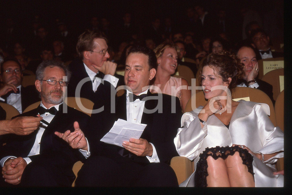 Tom HANKS Steven SPIELBERG Rita WILSON FESTIVAL VENEZIA 1998 35 mm vintage slide Diapositiva d'epoca, in formato 35 mm.CONDIZIONI: GOODE' severamente vietata la riproduzione. Tutti i diritti sono riservati.ICharta mette in vendita, sul negozio eBay e in esclusiva sul sito "icharta" il proprio archivio composto da numerose diapositive e negativi fotografici d'epoca, tutti originali e autentici, che attraversano la storia del costume italiano tra gli la fine degli anni Sessanta e Novanta.Si tratta di uno sguardo inedito sull'attualità, la politica, la vita quotidiana, il gossip e la cultura, che fotografa il cambiamento della nazione in quest'ultimo scorcio del XX secolo. Un'occasione unica per il mercato del collezionismo, che vede finalmente disponibile un archivio eccezionale per vastità, tematiche e condizioni, in un settore (il negativo fotografico e la diapositiva) di assoluta novità e dalle interessanti prospettive di investimento.  GOOD/buono   originale e autentica 1