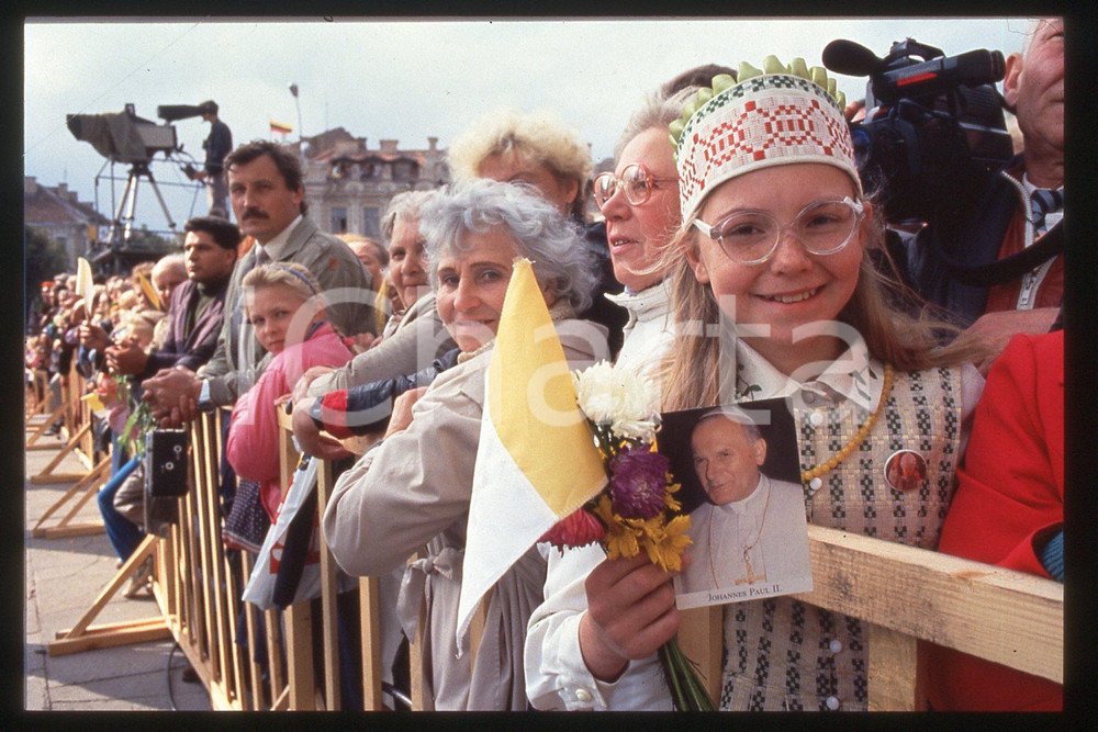 35mm vintage slide* 1993 VILNIUS Folla per papa Giovanni Paolo II  Diapositiva d'epoca, in formato 35 mm.E' severamente vietata la riproduzione. Tutti i diritti sono riservati.ICharta mette in vendita, sul negozio eBay e in esclusiva sul sito "icharta" il proprio archivio composto da numerose diapositive e negativi fotografici d'epoca, tutti originali e autentici, che attraversano la storia del costume tra la fine degli anni Sessanta e Novanta.Si tratta di uno sguardo inedito sull'attualità, la politica, la vita quotidiana, il gossip e la cultura, che fotografa il cambiamento della nazione in quest'ultimo scorcio del XX secolo. Un'occasione unica per il mercato del collezionismo, che vede finalmente disponibile un archivio eccezionale per vastità, tematiche e condizioni, in un settore (il negativo fotografico e la diapositiva) di assoluta novità e dalle interessanti prospettive di investimento.   FAIR/discreto   originale e autentica 1