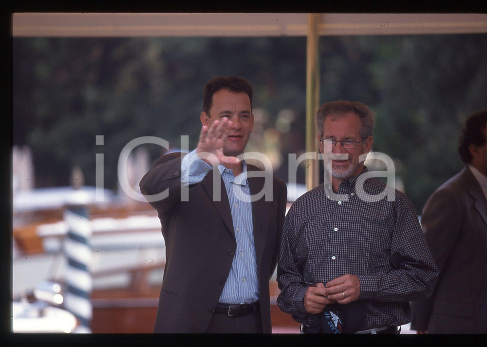 Tom HANKS e Steven SPIELBERG FESTIVAL CINEMA VENEZIA 1998 35 mm vintage slide 11 Diapositiva d'epoca, in formato 35 mm.CONDIZIONI: GOODE' severamente vietata la riproduzione. Tutti i diritti sono riservati.ICharta mette in vendita, sul negozio eBay e in esclusiva sul sito "icharta" il proprio archivio composto da numerose diapositive e negativi fotografici d'epoca, tutti originali e autentici, che attraversano la storia del costume italiano tra gli la fine degli anni Sessanta e Novanta.Si tratta di uno sguardo inedito sull'attualità, la politica, la vita quotidiana, il gossip e la cultura, che fotografa il cambiamento della nazione in quest'ultimo scorcio del XX secolo. Un'occasione unica per il mercato del collezionismo, che vede finalmente disponibile un archivio eccezionale per vastità, tematiche e condizioni, in un settore (il negativo fotografico e la diapositiva) di assoluta novità e dalle interessanti prospettive di investimento.  GOOD/buono   originale e autentica 1