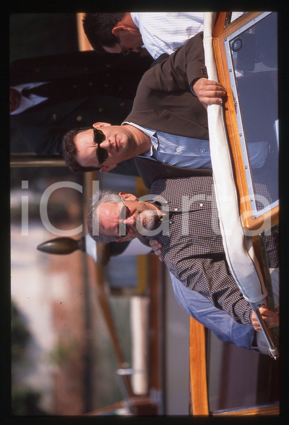 Tom HANKS e Steven SPIELBERG FESTIVAL CINEMA VENEZIA 1998 35 mm vintage slide 10 Diapositiva d'epoca, in formato 35 mm.CONDIZIONI: GOODE' severamente vietata la riproduzione. Tutti i diritti sono riservati.ICharta mette in vendita, sul negozio eBay e in esclusiva sul sito "icharta" il proprio archivio composto da numerose diapositive e negativi fotografici d'epoca, tutti originali e autentici, che attraversano la storia del costume italiano tra gli la fine degli anni Sessanta e Novanta.Si tratta di uno sguardo inedito sull'attualità, la politica, la vita quotidiana, il gossip e la cultura, che fotografa il cambiamento della nazione in quest'ultimo scorcio del XX secolo. Un'occasione unica per il mercato del collezionismo, che vede finalmente disponibile un archivio eccezionale per vastità, tematiche e condizioni, in un settore (il negativo fotografico e la diapositiva) di assoluta novità e dalle interessanti prospettive di investimento.  GOOD/buono   originale e autentica 1