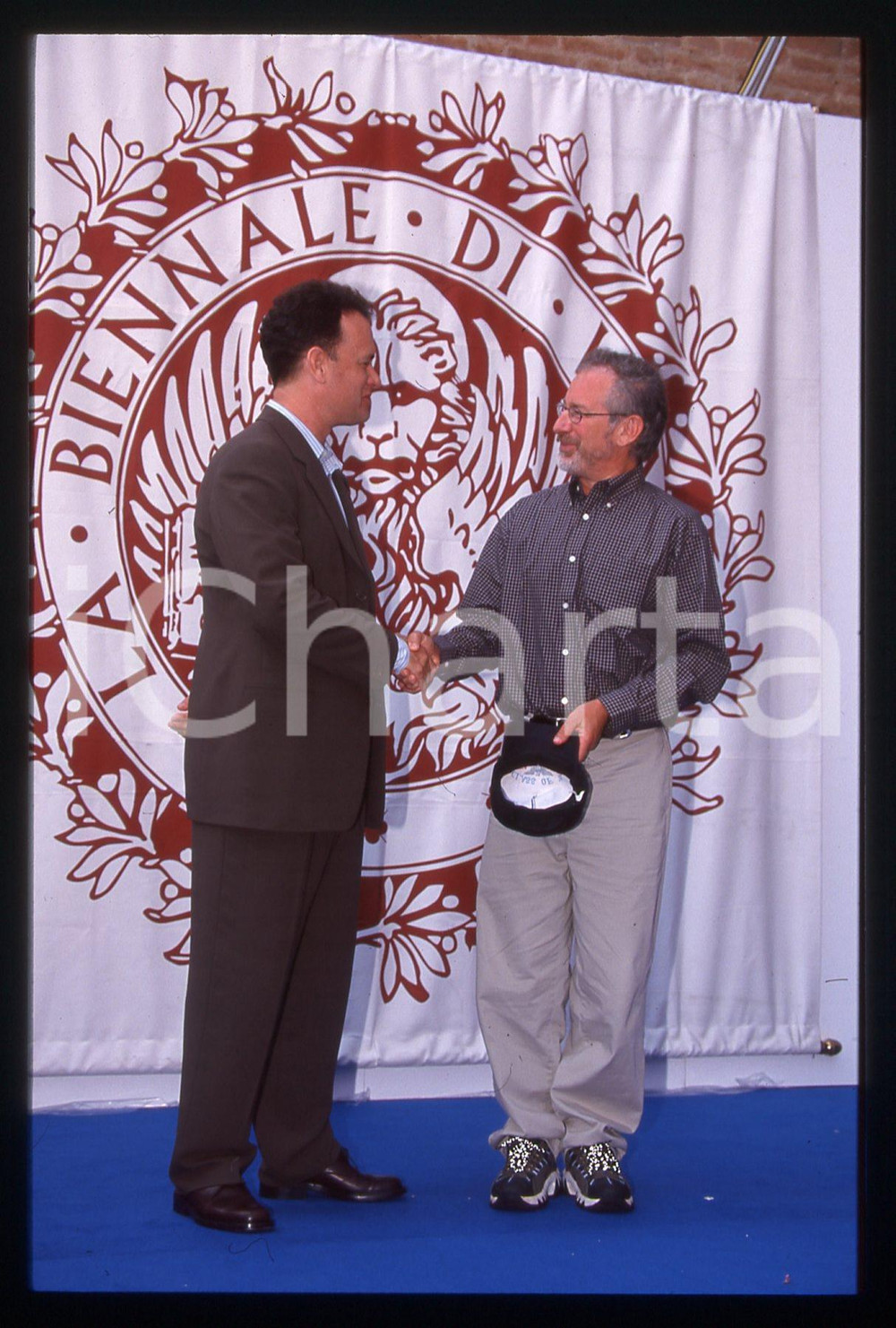 Tom HANKS e Steven SPIELBERG FESTIVAL CINEMA VENEZIA 1998 35 mm vintage slide 12 Diapositiva d'epoca, in formato 35 mm.CONDIZIONI: GOODE' severamente vietata la riproduzione. Tutti i diritti sono riservati.ICharta mette in vendita, sul negozio eBay e in esclusiva sul sito "icharta" il proprio archivio composto da numerose diapositive e negativi fotografici d'epoca, tutti originali e autentici, che attraversano la storia del costume italiano tra gli la fine degli anni Sessanta e Novanta.Si tratta di uno sguardo inedito sull'attualità, la politica, la vita quotidiana, il gossip e la cultura, che fotografa il cambiamento della nazione in quest'ultimo scorcio del XX secolo. Un'occasione unica per il mercato del collezionismo, che vede finalmente disponibile un archivio eccezionale per vastità, tematiche e condizioni, in un settore (il negativo fotografico e la diapositiva) di assoluta novità e dalle interessanti prospettive di investimento.  GOOD/buono   originale e autentica 1