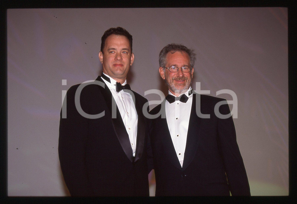 Tom HANKS e Steven SPIELBERG FESTIVAL CINEMA VENEZIA 1998 35 mm vintage slide 14 Diapositiva d'epoca, in formato 35 mm.CONDIZIONI: GOODE' severamente vietata la riproduzione. Tutti i diritti sono riservati.Nella diapositiva ICharta mette in vendita, sul negozio eBay e in esclusiva sul sito "icharta" il proprio archivio composto da numerose diapositive e negativi fotografici d'epoca, tutti originali e autentici, che attraversano la storia del costume italiano tra gli la fine degli anni Sessanta e Novanta.Si tratta di uno sguardo inedito sull'attualit&agrave;, la politica, la vita quotidiana, il gossip e la cultura, che fotografa il cambiamento della nazione in quest'ultimo scorcio del XX secolo. Un'occasione unica per il mercato del collezionismo, che vede finalmente disponibile un archivio eccezionale per vastit&agrave;, tematiche e condizioni, in un settore (il negativo fotografico e la diapositiva) di assoluta novit&agrave; e dalle interessanti prospettive di investimento.  GOOD/buono   originale e autentica 1