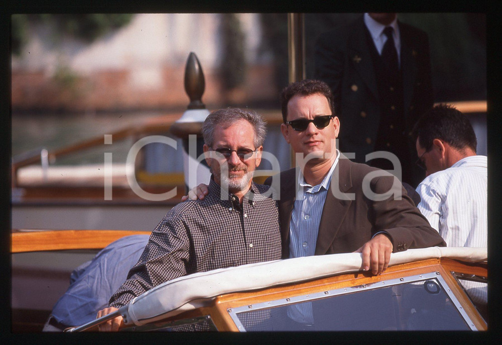 Tom HANKS e Steven SPIELBERG FESTIVAL CINEMA VENEZIA 1998 35 mm vintage slide 16 Diapositiva d'epoca, in formato 35 mm.CONDIZIONI: GOODE' severamente vietata la riproduzione. Tutti i diritti sono riservati.ICharta mette in vendita, sul negozio eBay e in esclusiva sul sito "icharta" il proprio archivio composto da numerose diapositive e negativi fotografici d'epoca, tutti originali e autentici, che attraversano la storia del costume italiano tra gli la fine degli anni Sessanta e Novanta.Si tratta di uno sguardo inedito sull'attualità, la politica, la vita quotidiana, il gossip e la cultura, che fotografa il cambiamento della nazione in quest'ultimo scorcio del XX secolo. Un'occasione unica per il mercato del collezionismo, che vede finalmente disponibile un archivio eccezionale per vastità, tematiche e condizioni, in un settore (il negativo fotografico e la diapositiva) di assoluta novità e dalle interessanti prospettive di investimento.  GOOD/buono   originale e autentica 1