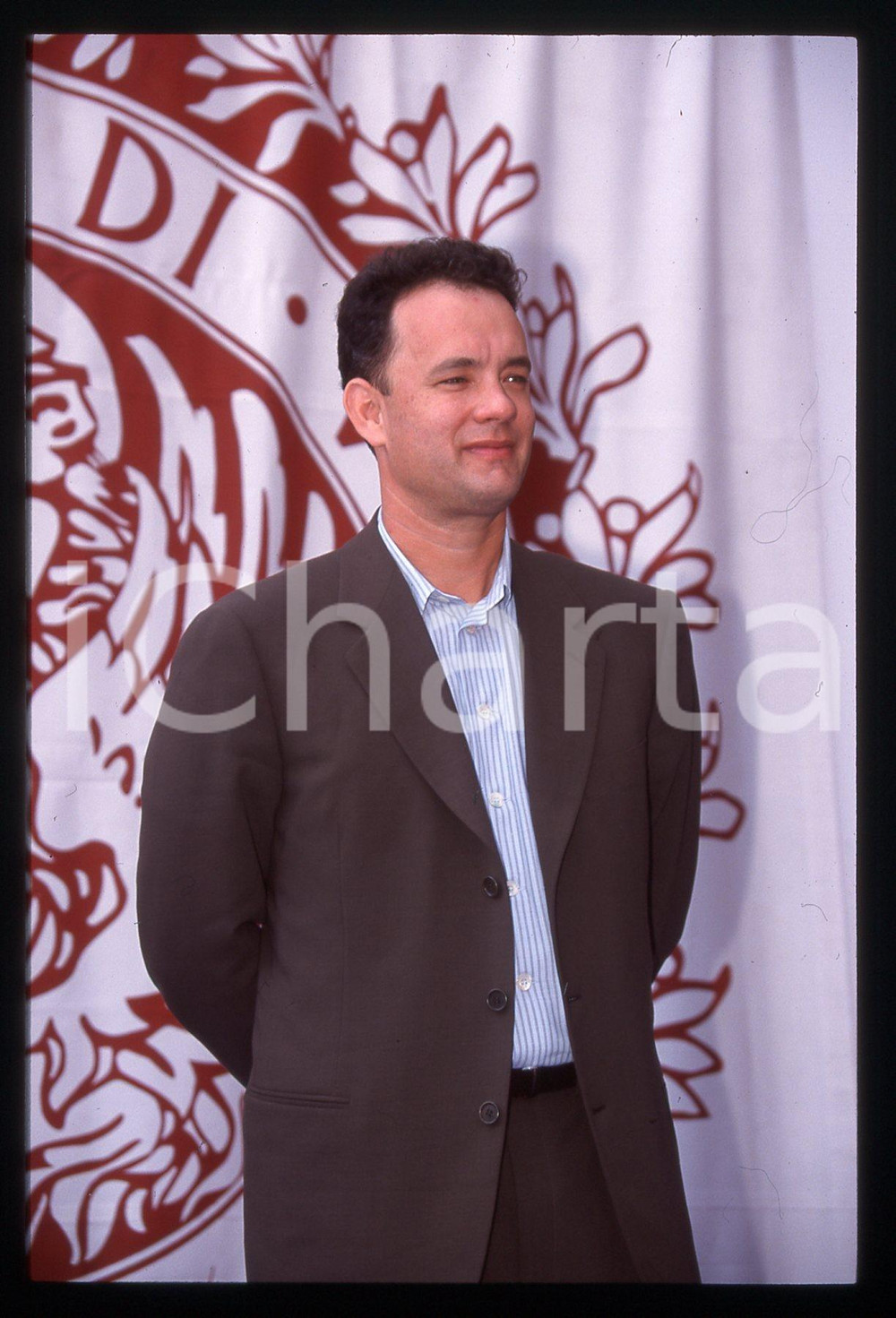 Tom HANKS - FESTIVAL CINEMA VENEZIA 1998 35 mm vintage slide 8 Diapositiva d'epoca, in formato 35 mm.CONDIZIONI: GOODE' severamente vietata la riproduzione. Tutti i diritti sono riservati.ICharta mette in vendita, sul negozio eBay e in esclusiva sul sito "icharta" il proprio archivio composto da numerose diapositive e negativi fotografici d'epoca, tutti originali e autentici, che attraversano la storia del costume italiano tra gli la fine degli anni Sessanta e Novanta.Si tratta di uno sguardo inedito sull'attualità, la politica, la vita quotidiana, il gossip e la cultura, che fotografa il cambiamento della nazione in quest'ultimo scorcio del XX secolo. Un'occasione unica per il mercato del collezionismo, che vede finalmente disponibile un archivio eccezionale per vastità, tematiche e condizioni, in un settore (il negativo fotografico e la diapositiva) di assoluta novità e dalle interessanti prospettive di investimento.  GOOD/buono   originale e autentica 1