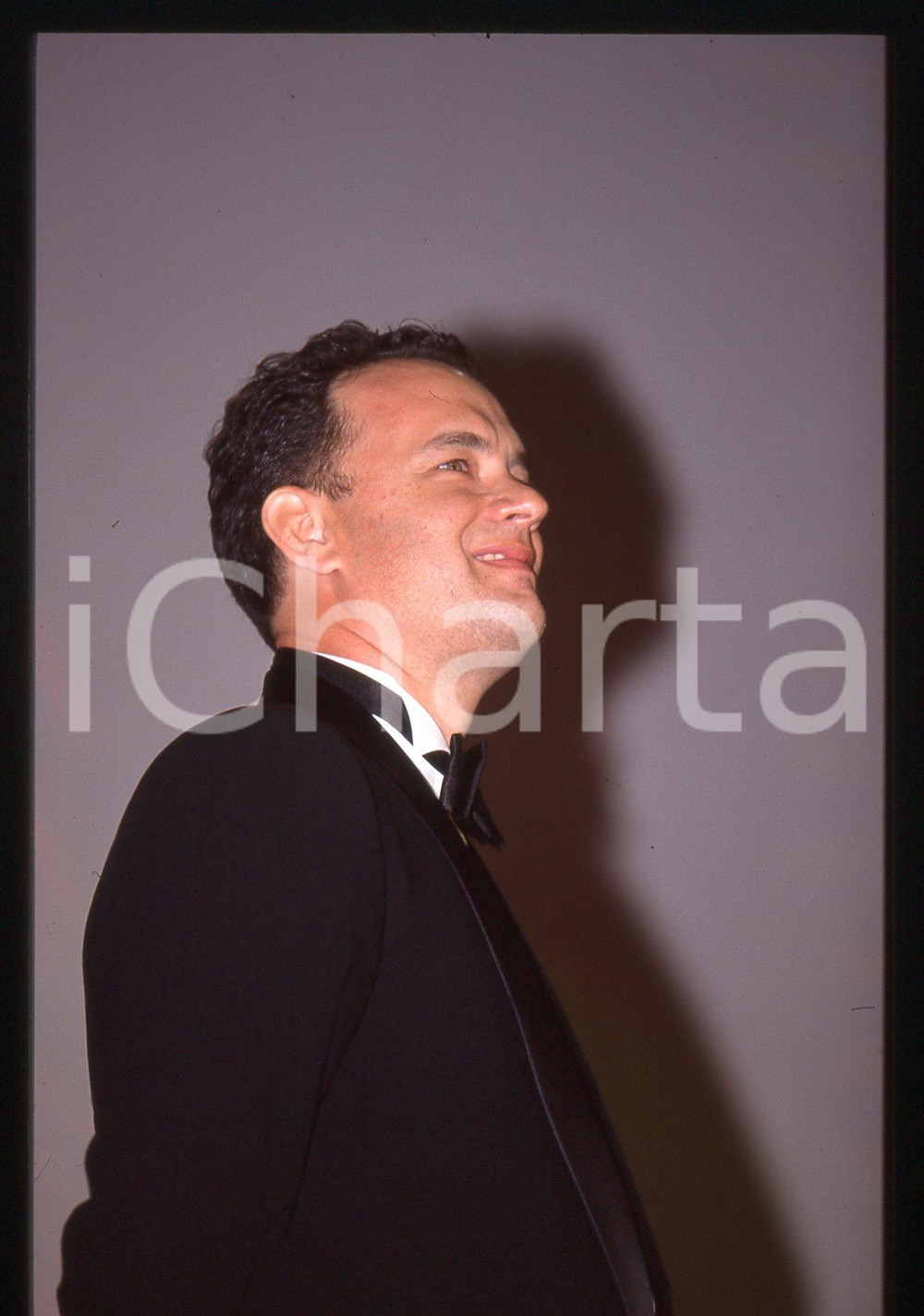 Tom HANKS - FESTIVAL CINEMA VENEZIA 1998 35 mm vintage slide 9 Diapositiva d'epoca, in formato 35 mm.CONDIZIONI: GOODE' severamente vietata la riproduzione. Tutti i diritti sono riservati.ICharta mette in vendita, sul negozio eBay e in esclusiva sul sito "icharta" il proprio archivio composto da numerose diapositive e negativi fotografici d'epoca, tutti originali e autentici, che attraversano la storia del costume italiano tra gli la fine degli anni Sessanta e Novanta.Si tratta di uno sguardo inedito sull'attualità, la politica, la vita quotidiana, il gossip e la cultura, che fotografa il cambiamento della nazione in quest'ultimo scorcio del XX secolo. Un'occasione unica per il mercato del collezionismo, che vede finalmente disponibile un archivio eccezionale per vastità, tematiche e condizioni, in un settore (il negativo fotografico e la diapositiva) di assoluta novità e dalle interessanti prospettive di investimento.  GOOD/buono   originale e autentica 1