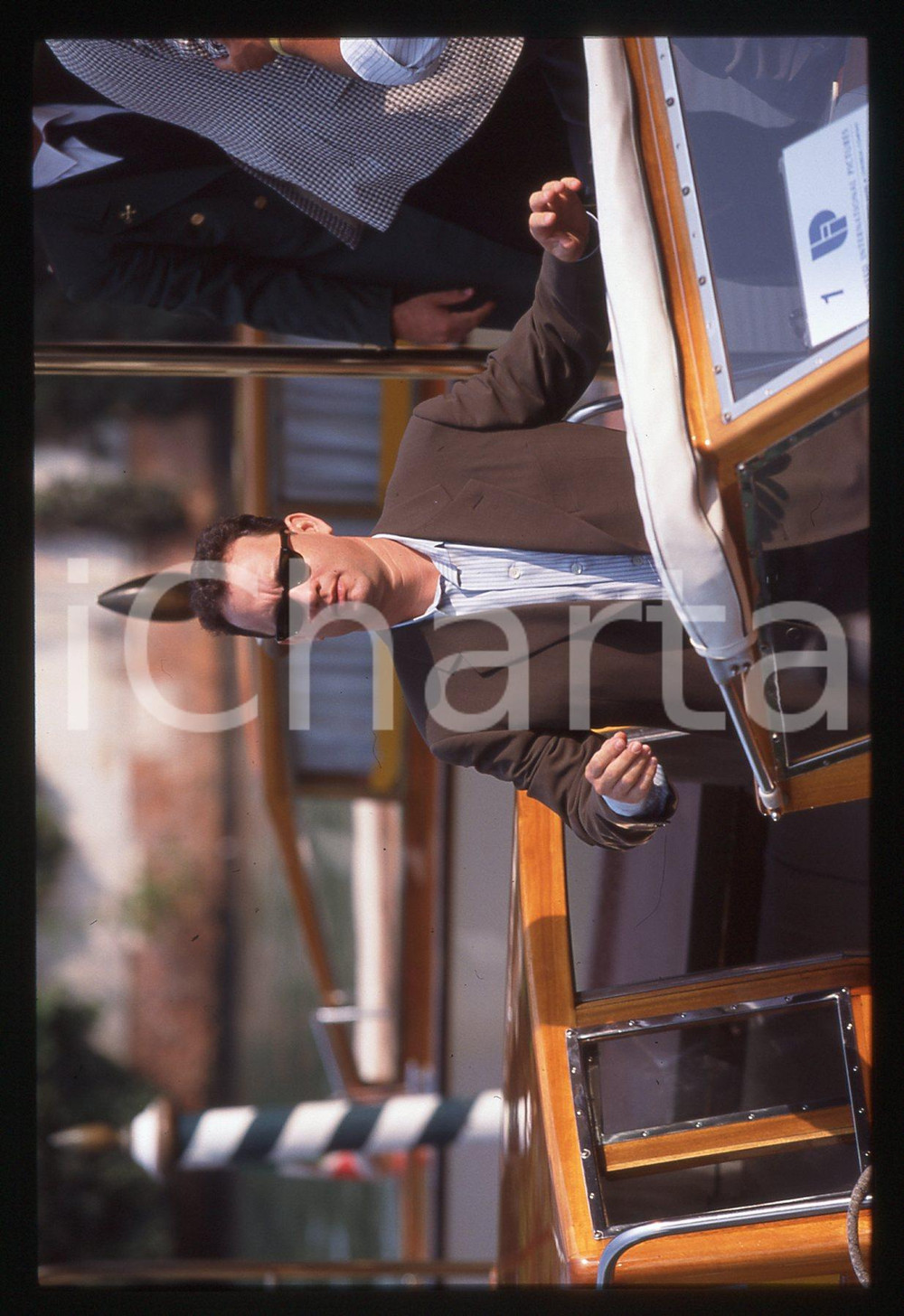 Tom HANKS - FESTIVAL CINEMA VENEZIA 1998 35 mm vintage slide 11 Diapositiva d'epoca, in formato 35 mm.CONDIZIONI: GOODE' severamente vietata la riproduzione. Tutti i diritti sono riservati.ICharta mette in vendita, sul negozio eBay e in esclusiva sul sito "icharta" il proprio archivio composto da numerose diapositive e negativi fotografici d'epoca, tutti originali e autentici, che attraversano la storia del costume italiano tra gli la fine degli anni Sessanta e Novanta.Si tratta di uno sguardo inedito sull'attualità, la politica, la vita quotidiana, il gossip e la cultura, che fotografa il cambiamento della nazione in quest'ultimo scorcio del XX secolo. Un'occasione unica per il mercato del collezionismo, che vede finalmente disponibile un archivio eccezionale per vastità, tematiche e condizioni, in un settore (il negativo fotografico e la diapositiva) di assoluta novità e dalle interessanti prospettive di investimento.  GOOD/buono   originale e autentica 1