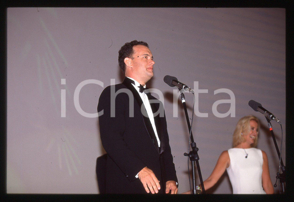 Tom HANKS - FESTIVAL CINEMA VENEZIA 1998 35 mm vintage slide 10 Diapositiva d'epoca, in formato 35 mm.CONDIZIONI: GOODE' severamente vietata la riproduzione. Tutti i diritti sono riservati.ICharta mette in vendita, sul negozio eBay e in esclusiva sul sito "icharta" il proprio archivio composto da numerose diapositive e negativi fotografici d'epoca, tutti originali e autentici, che attraversano la storia del costume italiano tra gli la fine degli anni Sessanta e Novanta.Si tratta di uno sguardo inedito sull'attualità, la politica, la vita quotidiana, il gossip e la cultura, che fotografa il cambiamento della nazione in quest'ultimo scorcio del XX secolo. Un'occasione unica per il mercato del collezionismo, che vede finalmente disponibile un archivio eccezionale per vastità, tematiche e condizioni, in un settore (il negativo fotografico e la diapositiva) di assoluta novità e dalle interessanti prospettive di investimento.  GOOD/buono   originale e autentica 1
