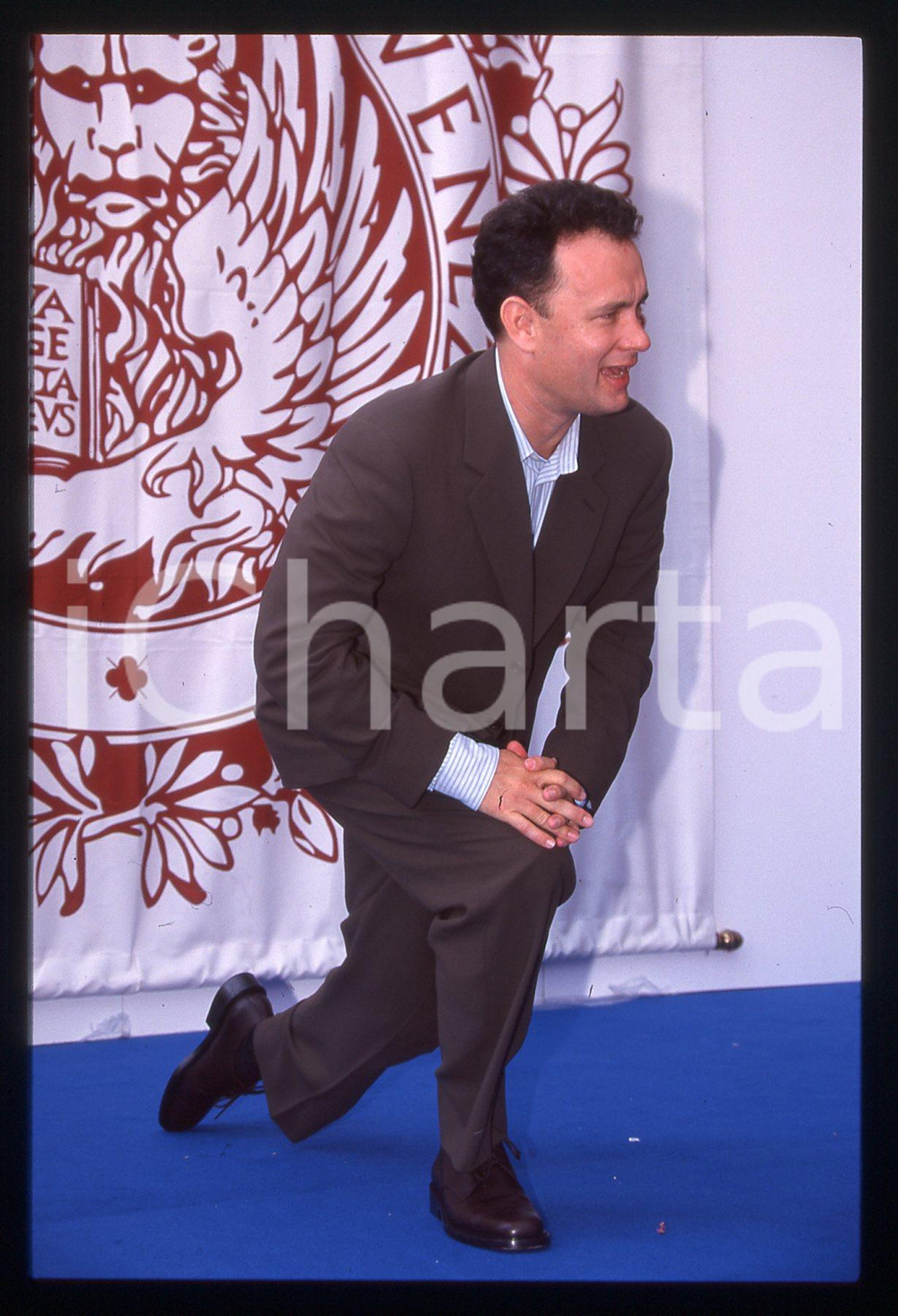 Tom HANKS - FESTIVAL CINEMA VENEZIA 1998 35 mm vintage slide 12 Diapositiva d'epoca, in formato 35 mm.CONDIZIONI: GOODE' severamente vietata la riproduzione. Tutti i diritti sono riservati.ICharta mette in vendita, sul negozio eBay e in esclusiva sul sito "icharta" il proprio archivio composto da numerose diapositive e negativi fotografici d'epoca, tutti originali e autentici, che attraversano la storia del costume italiano tra gli la fine degli anni Sessanta e Novanta.Si tratta di uno sguardo inedito sull'attualità, la politica, la vita quotidiana, il gossip e la cultura, che fotografa il cambiamento della nazione in quest'ultimo scorcio del XX secolo. Un'occasione unica per il mercato del collezionismo, che vede finalmente disponibile un archivio eccezionale per vastità, tematiche e condizioni, in un settore (il negativo fotografico e la diapositiva) di assoluta novità e dalle interessanti prospettive di investimento.  GOOD/buono   originale e autentica 1