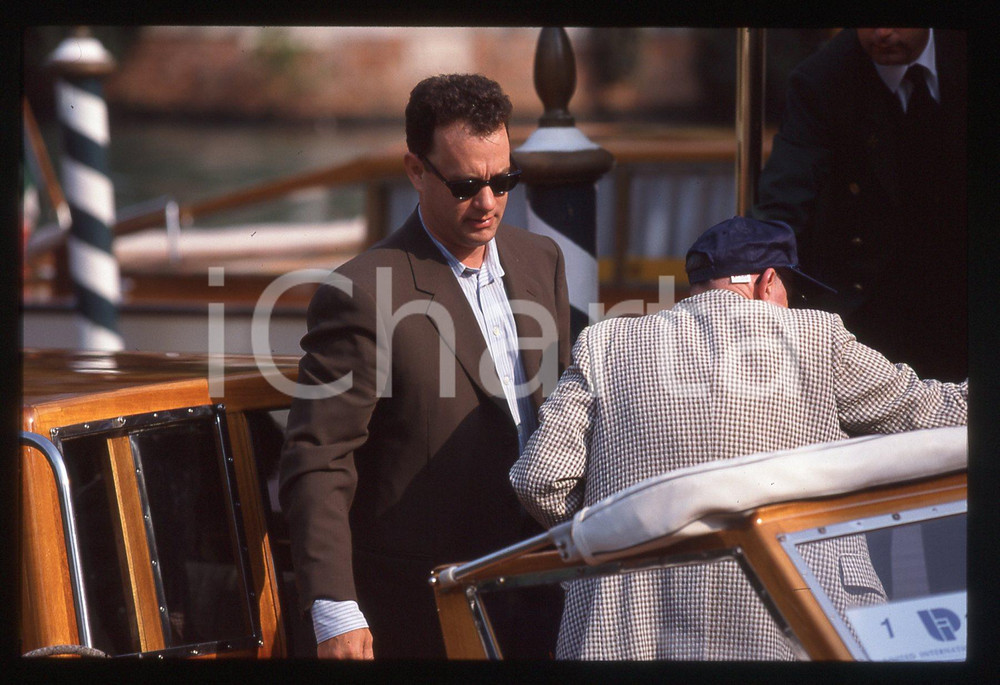 Tom HANKS - FESTIVAL CINEMA VENEZIA 1998 35 mm vintage slide 13 Diapositiva d'epoca, in formato 35 mm.CONDIZIONI: GOODE' severamente vietata la riproduzione. Tutti i diritti sono riservati.ICharta mette in vendita, sul negozio eBay e in esclusiva sul sito "icharta" il proprio archivio composto da numerose diapositive e negativi fotografici d'epoca, tutti originali e autentici, che attraversano la storia del costume italiano tra gli la fine degli anni Sessanta e Novanta.Si tratta di uno sguardo inedito sull'attualità, la politica, la vita quotidiana, il gossip e la cultura, che fotografa il cambiamento della nazione in quest'ultimo scorcio del XX secolo. Un'occasione unica per il mercato del collezionismo, che vede finalmente disponibile un archivio eccezionale per vastità, tematiche e condizioni, in un settore (il negativo fotografico e la diapositiva) di assoluta novità e dalle interessanti prospettive di investimento.  GOOD/buono   originale e autentica 1