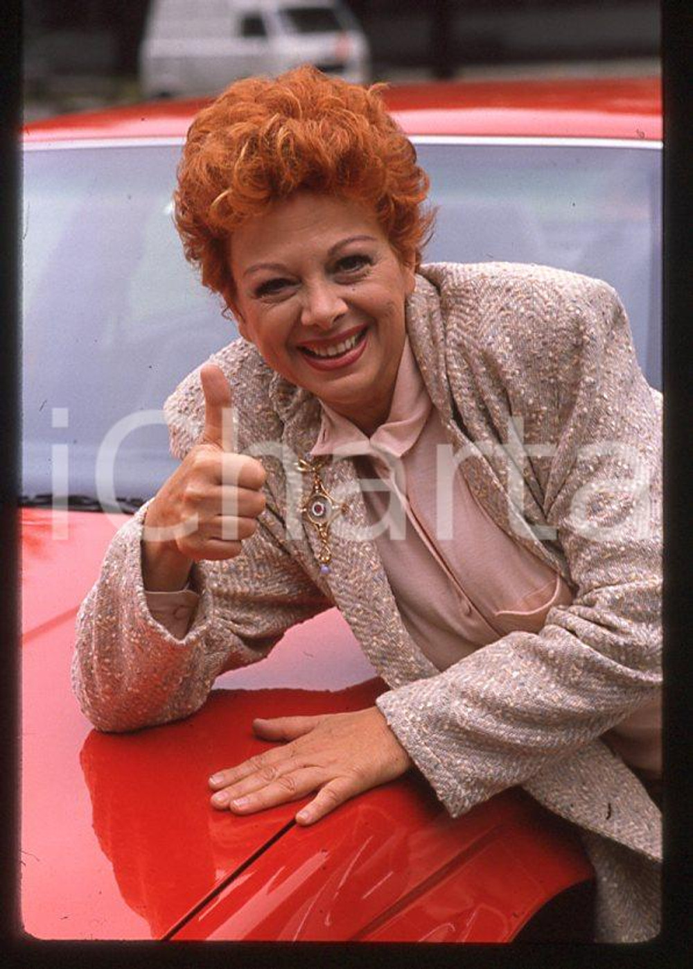 Fotografia d epoca originale Sandra MILO Ritratto con automobile 1985 ca 35mm vintage slide 1