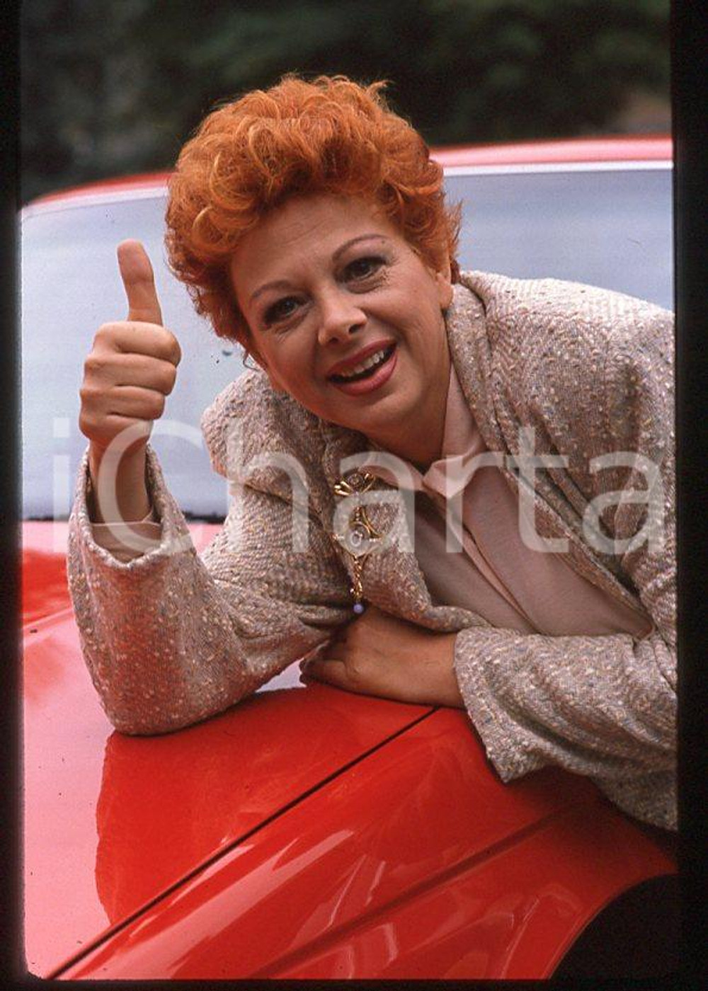Fotografia d epoca originale Sandra MILO Ritratto con automobile 1985 ca 35mm vintage slide 1 1