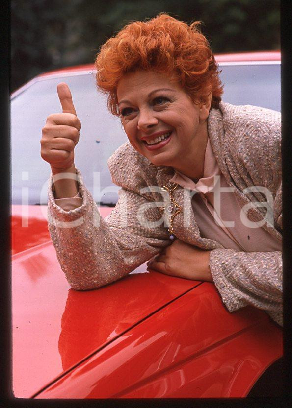 Fotografia d epoca originale Sandra MILO Ritratto con automobile 1985 ca 35mm vintage slide 5 1