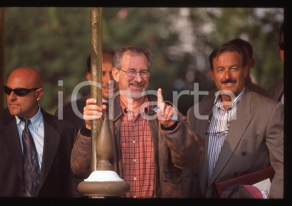 Steven SPIELBERG - FESTIVAL CINEMA VENEZIA 1998 35 mm vintage slide Diapositiva d'epoca, in formato 35 mm.CONDIZIONI: GOODE' severamente vietata la riproduzione. Tutti i diritti sono riservati.Nella diapositiva ICharta mette in vendita, sul negozio eBay e in esclusiva sul sito "icharta" il proprio archivio composto da numerose diapositive e negativi fotografici d'epoca, tutti originali e autentici, che attraversano la storia del costume italiano tra gli la fine degli anni Sessanta e Novanta.Si tratta di uno sguardo inedito sull'attualit&agrave;, la politica, la vita quotidiana, il gossip e la cultura, che fotografa il cambiamento della nazione in quest'ultimo scorcio del XX secolo. Un'occasione unica per il mercato del collezionismo, che vede finalmente disponibile un archivio eccezionale per vastit&agrave;, tematiche e condizioni, in un settore (il negativo fotografico e la diapositiva) di assoluta novit&agrave; e dalle interessanti prospettive di investimento.  GOOD/buono   originale e autentica 1
