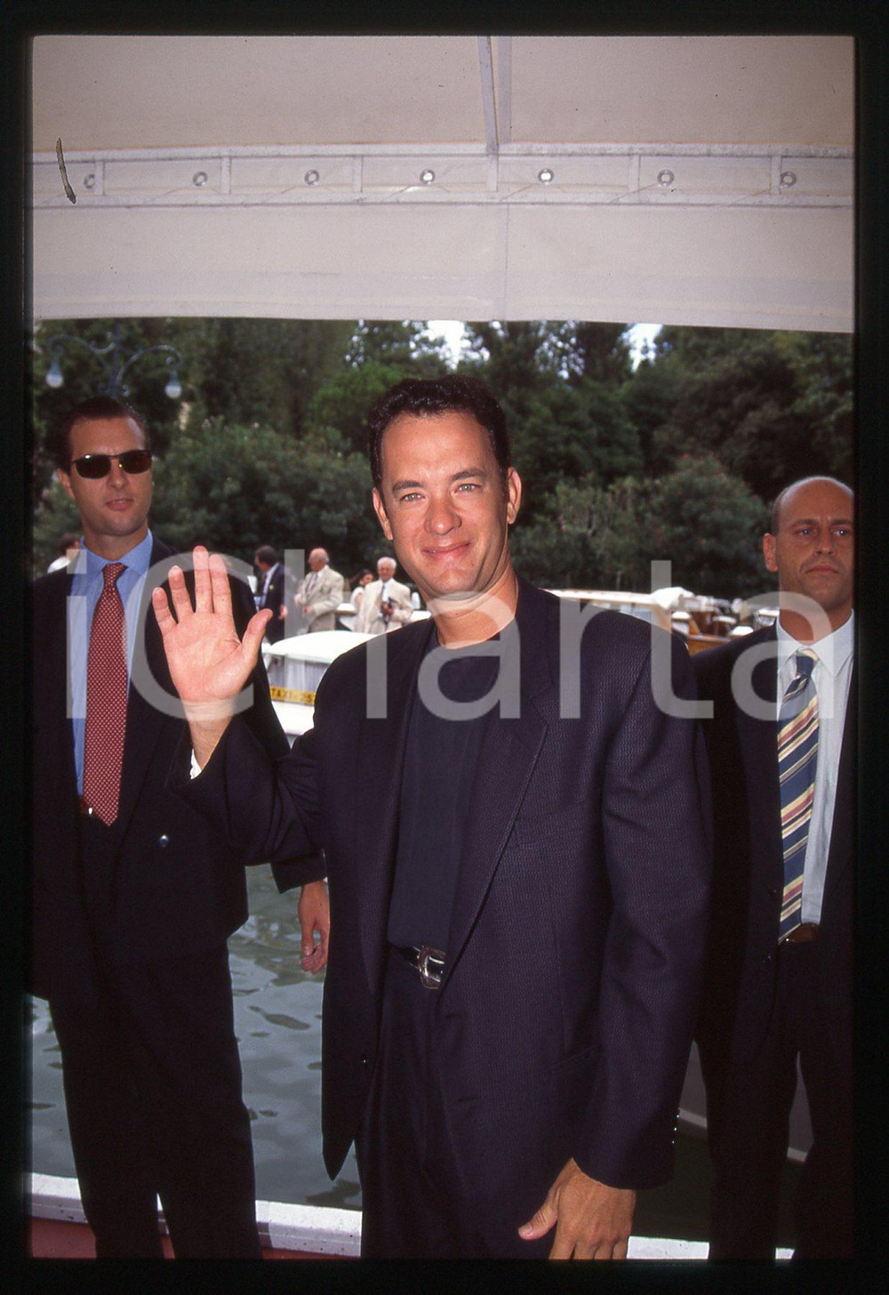 Tom HANKS - FESTIVAL CINEMA VENEZIA 1994 35 mm vintage slide 23 Diapositiva d'epoca, in formato 35 mm.CONDIZIONI: GOODE' severamente vietata la riproduzione. Tutti i diritti sono riservati.ICharta mette in vendita, sul negozio eBay e in esclusiva sul sito "icharta" il proprio archivio composto da numerose diapositive e negativi fotografici d'epoca, tutti originali e autentici, che attraversano la storia del costume italiano tra gli la fine degli anni Sessanta e Novanta.Si tratta di uno sguardo inedito sull'attualità, la politica, la vita quotidiana, il gossip e la cultura, che fotografa il cambiamento della nazione in quest'ultimo scorcio del XX secolo. Un'occasione unica per il mercato del collezionismo, che vede finalmente disponibile un archivio eccezionale per vastità, tematiche e condizioni, in un settore (il negativo fotografico e la diapositiva) di assoluta novità e dalle interessanti prospettive di investimento.  GOOD/buono   originale e autentica 1