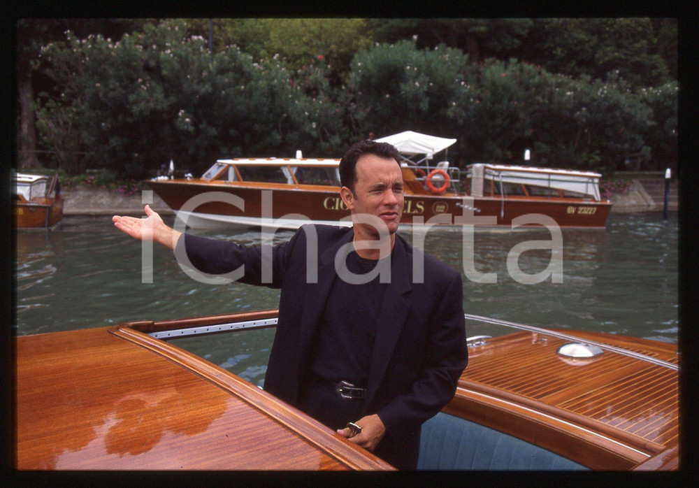 Tom HANKS - FESTIVAL CINEMA VENEZIA 1994 35 mm vintage slide 25 Diapositiva d'epoca, in formato 35 mm.CONDIZIONI: GOODE' severamente vietata la riproduzione. Tutti i diritti sono riservati.ICharta mette in vendita, sul negozio eBay e in esclusiva sul sito "icharta" il proprio archivio composto da numerose diapositive e negativi fotografici d'epoca, tutti originali e autentici, che attraversano la storia del costume italiano tra gli la fine degli anni Sessanta e Novanta.Si tratta di uno sguardo inedito sull'attualità, la politica, la vita quotidiana, il gossip e la cultura, che fotografa il cambiamento della nazione in quest'ultimo scorcio del XX secolo. Un'occasione unica per il mercato del collezionismo, che vede finalmente disponibile un archivio eccezionale per vastità, tematiche e condizioni, in un settore (il negativo fotografico e la diapositiva) di assoluta novità e dalle interessanti prospettive di investimento.  GOOD/buono   originale e autentica 1