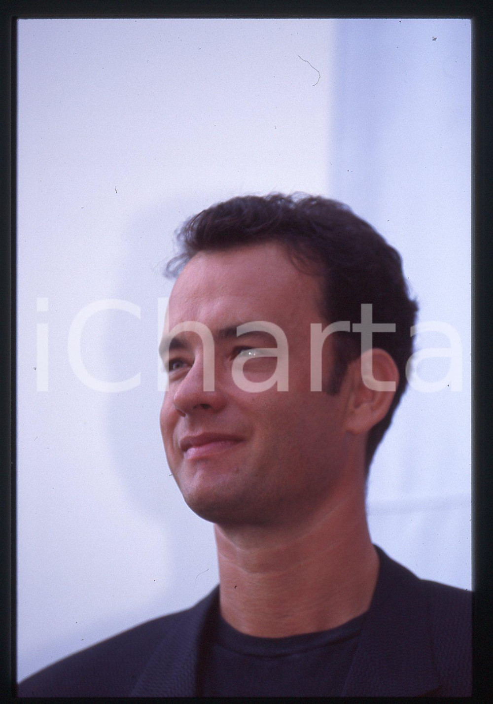 Tom HANKS - FESTIVAL CINEMA VENEZIA 1994 35 mm vintage slide 28 Diapositiva d'epoca, in formato 35 mm.CONDIZIONI: GOODE' severamente vietata la riproduzione. Tutti i diritti sono riservati.ICharta mette in vendita, sul negozio eBay e in esclusiva sul sito "icharta" il proprio archivio composto da numerose diapositive e negativi fotografici d'epoca, tutti originali e autentici, che attraversano la storia del costume italiano tra gli la fine degli anni Sessanta e Novanta.Si tratta di uno sguardo inedito sull'attualità, la politica, la vita quotidiana, il gossip e la cultura, che fotografa il cambiamento della nazione in quest'ultimo scorcio del XX secolo. Un'occasione unica per il mercato del collezionismo, che vede finalmente disponibile un archivio eccezionale per vastità, tematiche e condizioni, in un settore (il negativo fotografico e la diapositiva) di assoluta novità e dalle interessanti prospettive di investimento.  GOOD/buono   originale e autentica 1