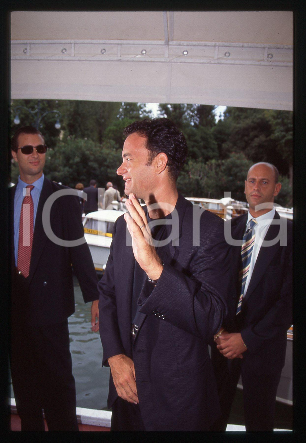 Tom HANKS - FESTIVAL CINEMA VENEZIA 1994 35 mm vintage slide 30 Diapositiva d'epoca, in formato 35 mm.CONDIZIONI: GOODE' severamente vietata la riproduzione. Tutti i diritti sono riservati. ICharta mette in vendita, sul negozio eBay e in esclusiva sul sito "icharta" il proprio archivio composto da numerose diapositive e negativi fotografici d'epoca, tutti originali e autentici, che attraversano la storia del costume italiano tra gli la fine degli anni Sessanta e Novanta.Si tratta di uno sguardo inedito sull'attualità, la politica, la vita quotidiana, il gossip e la cultura, che fotografa il cambiamento della nazione in quest'ultimo scorcio del XX secolo. Un'occasione unica per il mercato del collezionismo, che vede finalmente disponibile un archivio eccezionale per vastità, tematiche e condizioni, in un settore (il negativo fotografico e la diapositiva) di assoluta novità e dalle interessanti prospettive di investimento.  GOOD/buono   originale e autentica 1