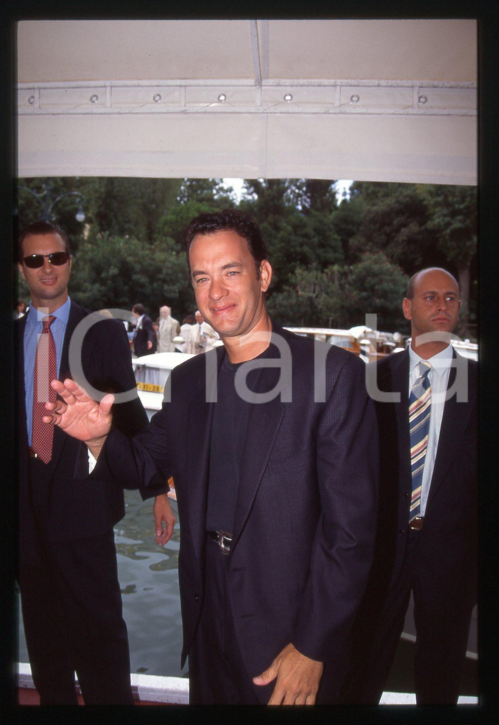 Tom HANKS - FESTIVAL CINEMA VENEZIA 1994 35 mm vintage slide 31 Diapositiva d'epoca, in formato 35 mm.CONDIZIONI: GOODE' severamente vietata la riproduzione. Tutti i diritti sono riservati. ICharta mette in vendita, sul negozio eBay e in esclusiva sul sito "icharta" il proprio archivio composto da numerose diapositive e negativi fotografici d'epoca, tutti originali e autentici, che attraversano la storia del costume italiano tra gli la fine degli anni Sessanta e Novanta.Si tratta di uno sguardo inedito sull'attualità, la politica, la vita quotidiana, il gossip e la cultura, che fotografa il cambiamento della nazione in quest'ultimo scorcio del XX secolo. Un'occasione unica per il mercato del collezionismo, che vede finalmente disponibile un archivio eccezionale per vastità, tematiche e condizioni, in un settore (il negativo fotografico e la diapositiva) di assoluta novità e dalle interessanti prospettive di investimento.  GOOD/buono   originale e autentica 1